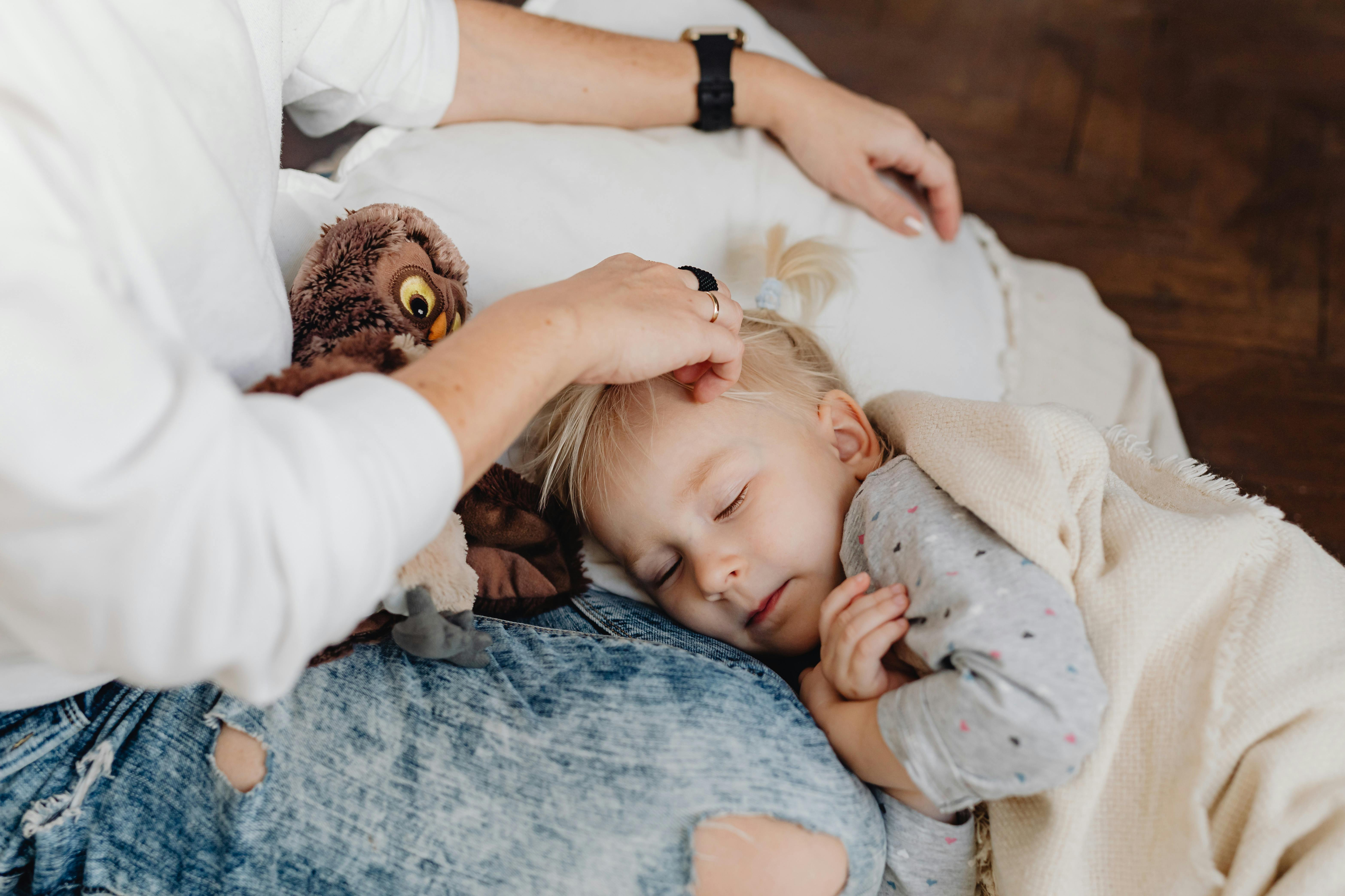 Una madre acariciando el pelo de su hijo | Fuente: Pexels
