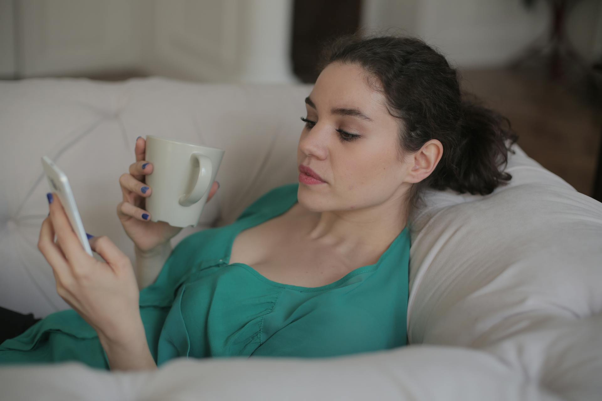 Una mujer haciendo scroll en su móvil | Fuente: Pexels