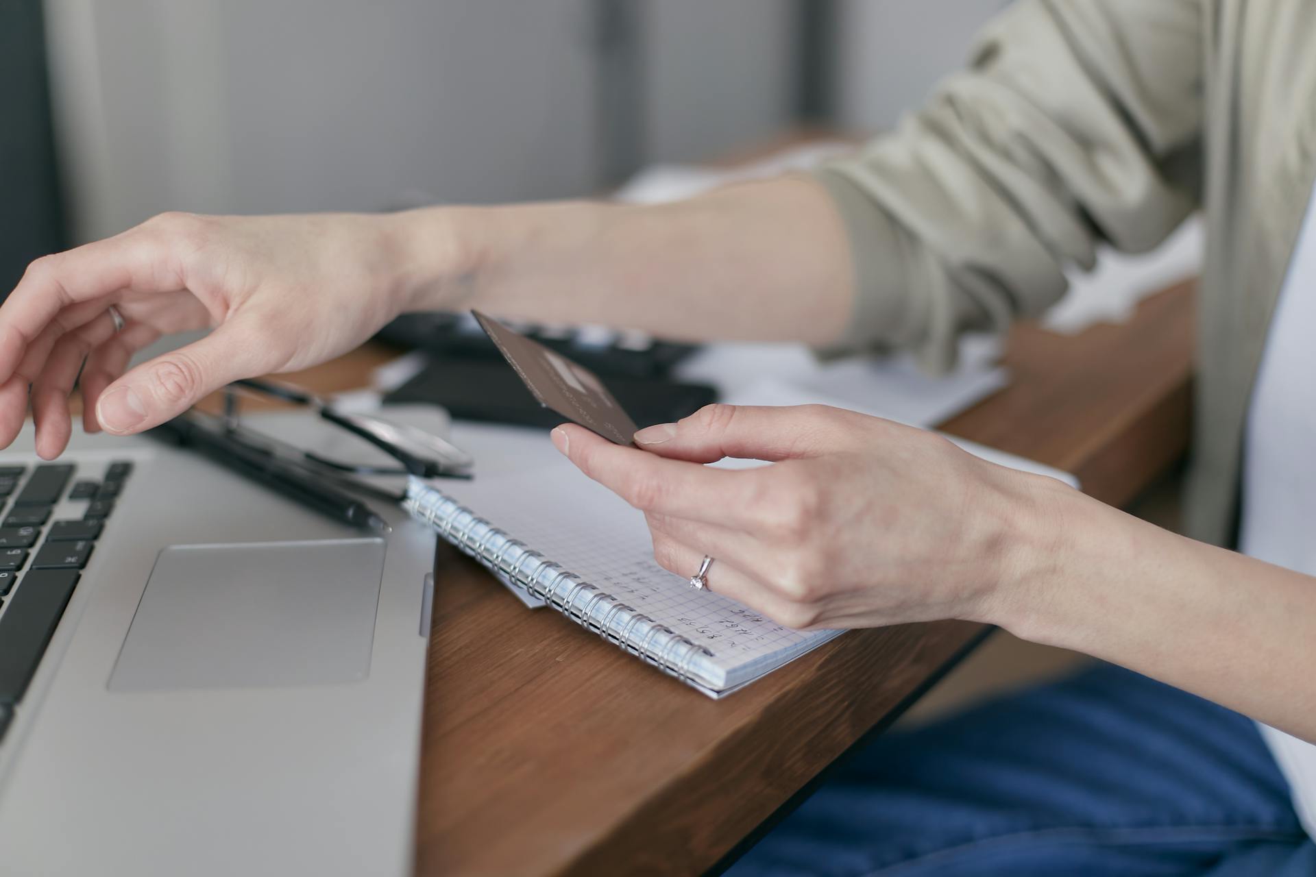Una mujer con una tarjeta de crédito | Fuente: Pexels