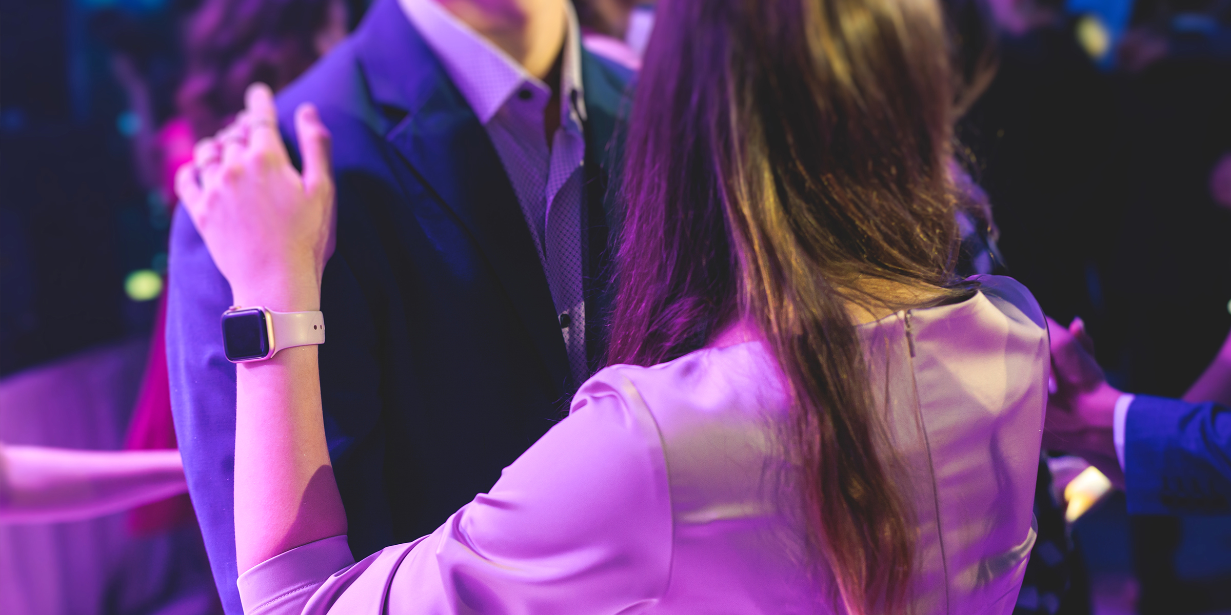 Una pareja bailando | Fuente: Shutterstock