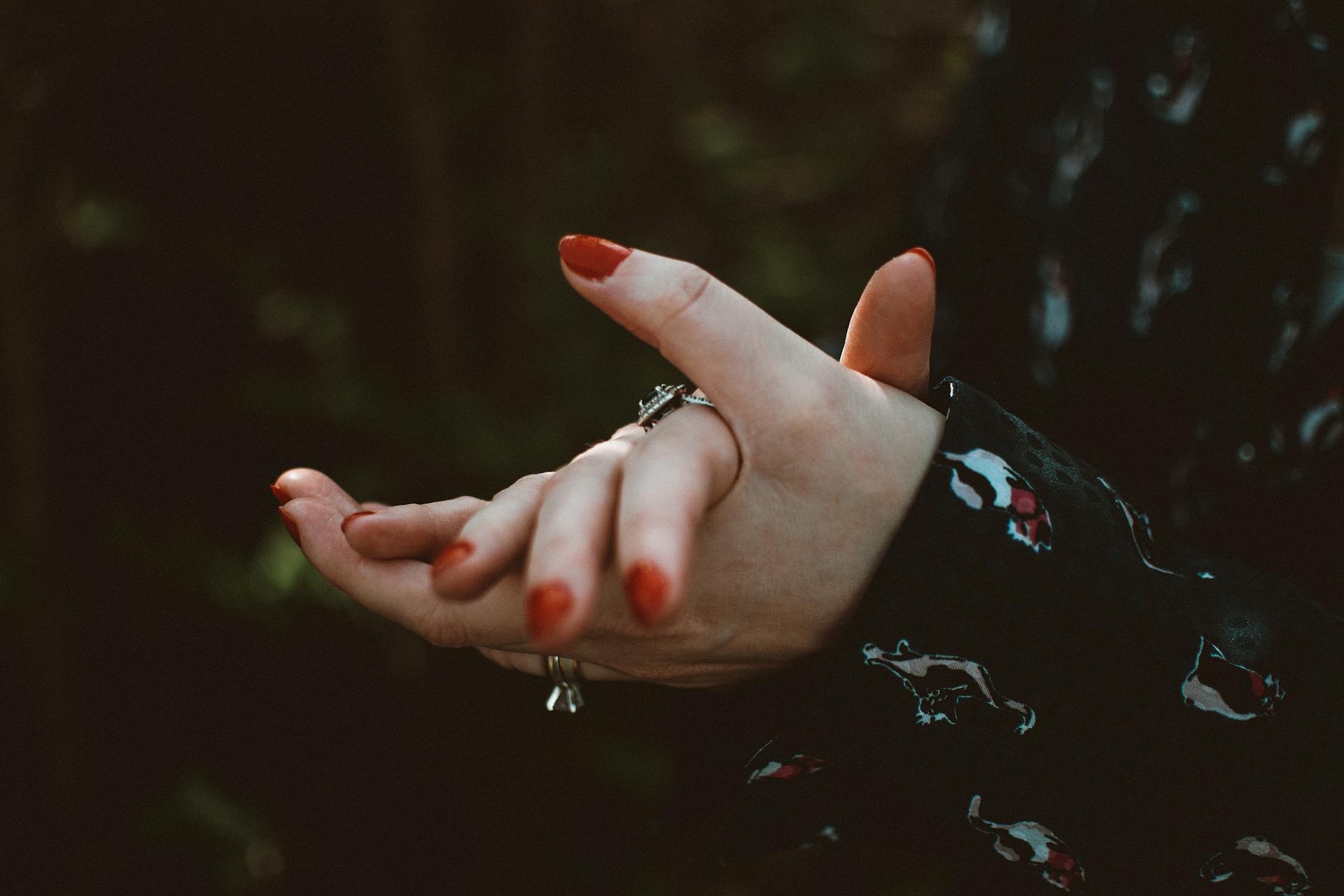 Una mujer aplaudiendo | Fuente: Pexels