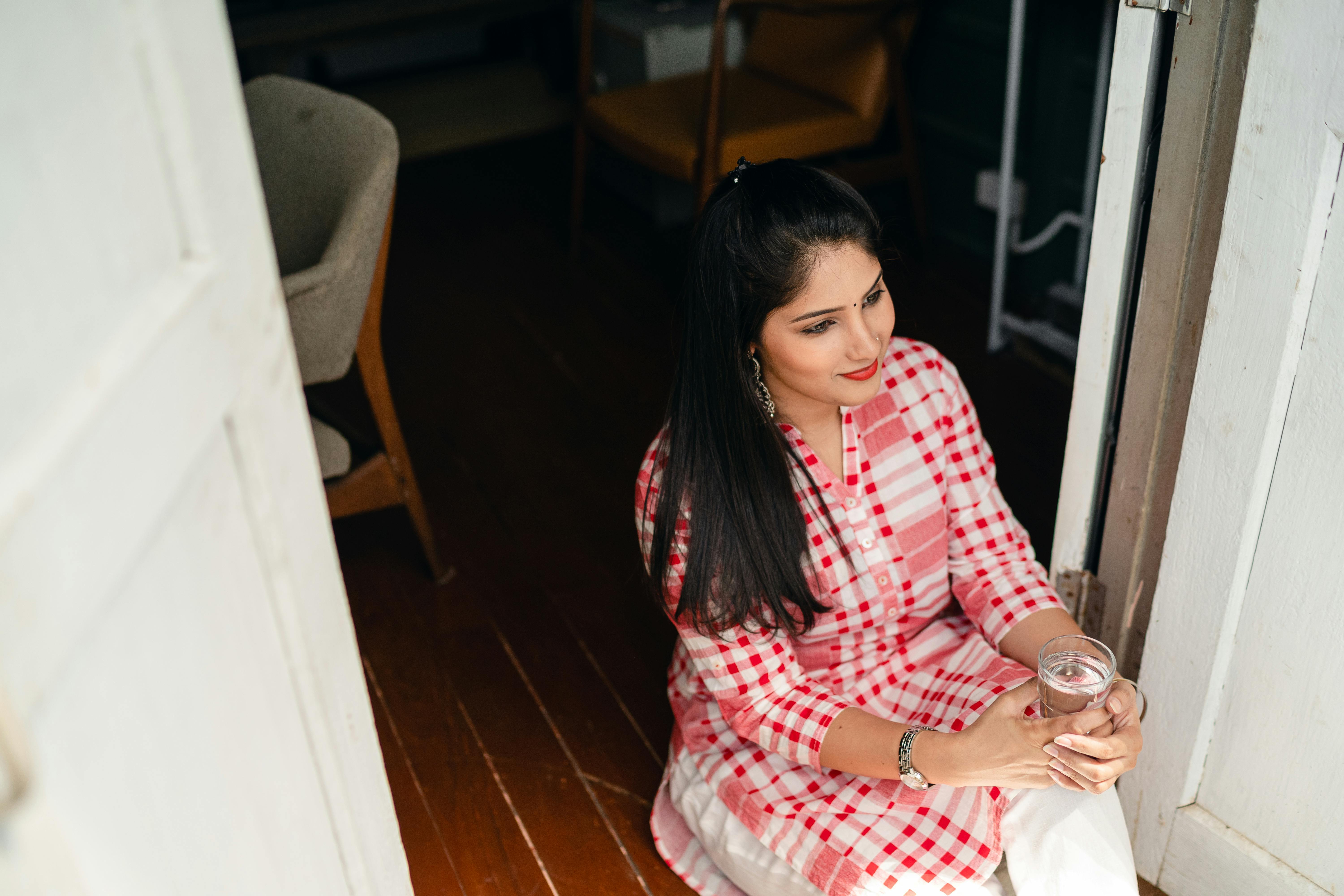 Mujer feliz mirando al exterior | Fuente: Pexels