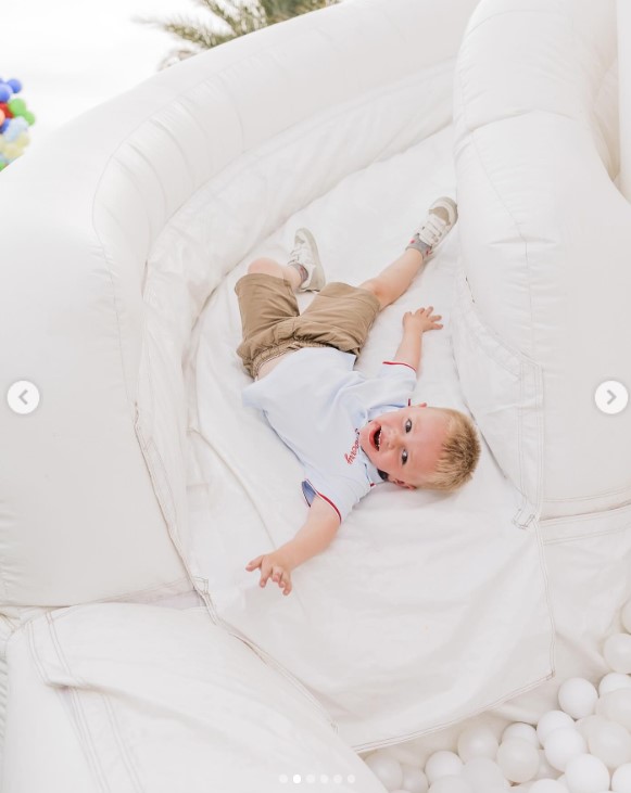 Brandon Freeman celebrando su tercer cumpleaños en un post subido el 4 de marzo de 2024 | Fuente: Instagram/chelseafreeman5 | freddiefreeman