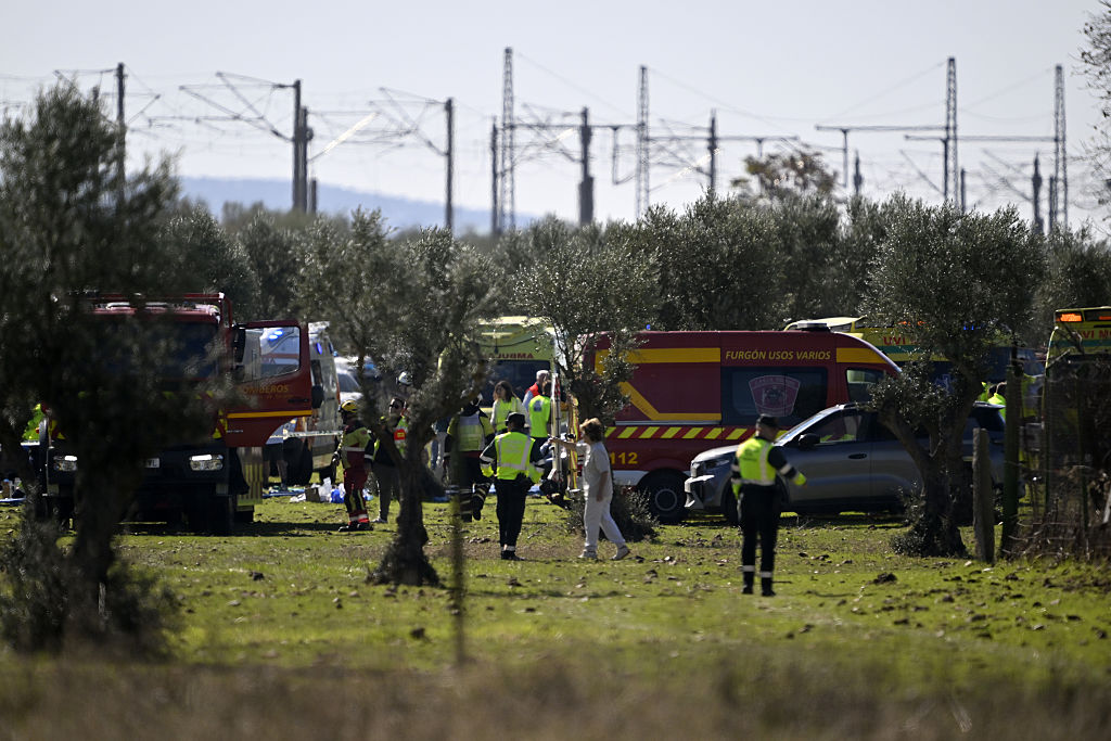 Equipos de emergencia trabajan en el lugar de una colisión en la que se vieron implicados dos trenes de alta velocidad, cerca de la estación de Urda, en la provincia de Toledo (España), el 28 de octubre de 2026. | Fuente: Getty Images