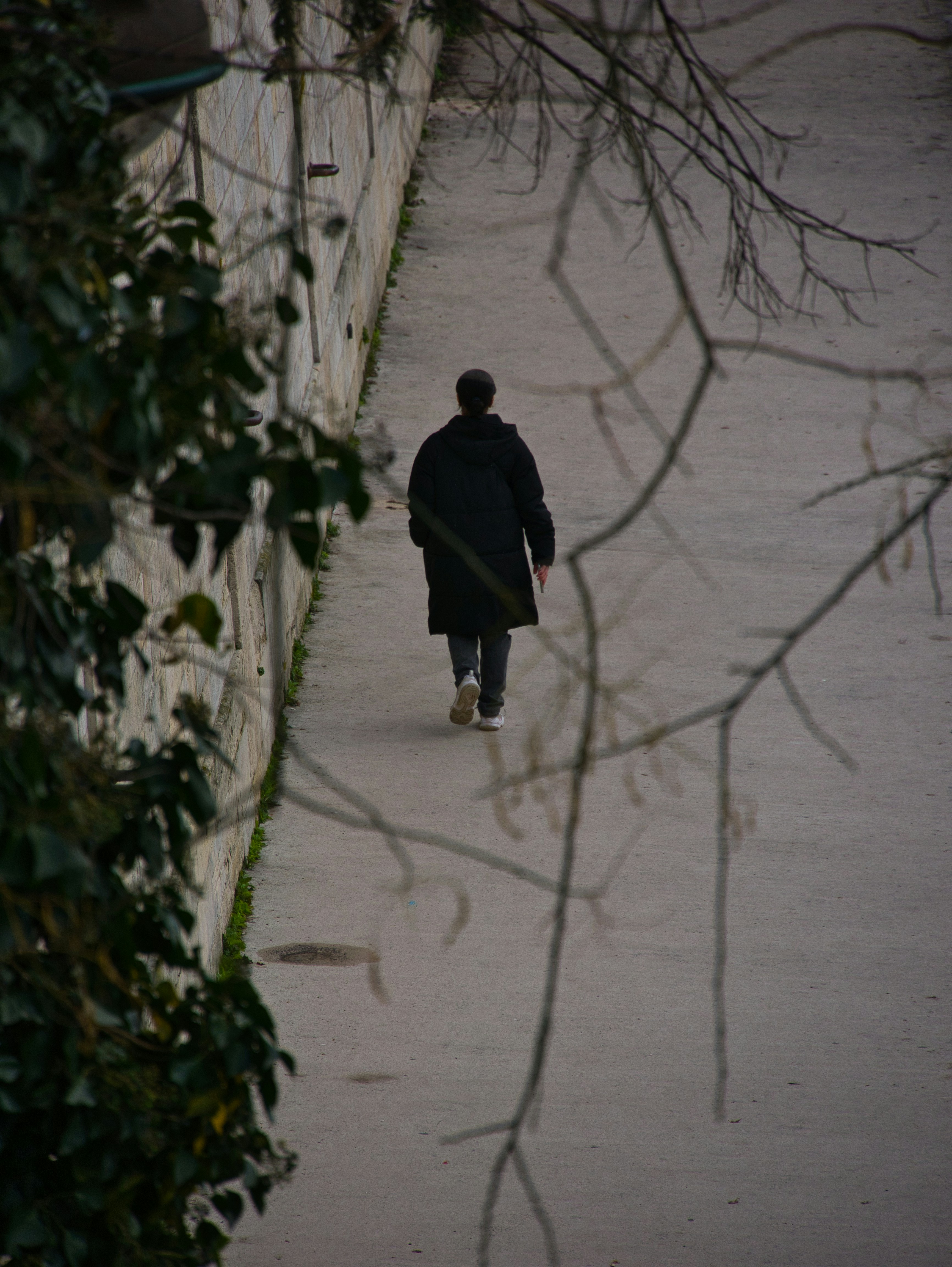 Una persona caminando por la calle | Fuente: Unsplash