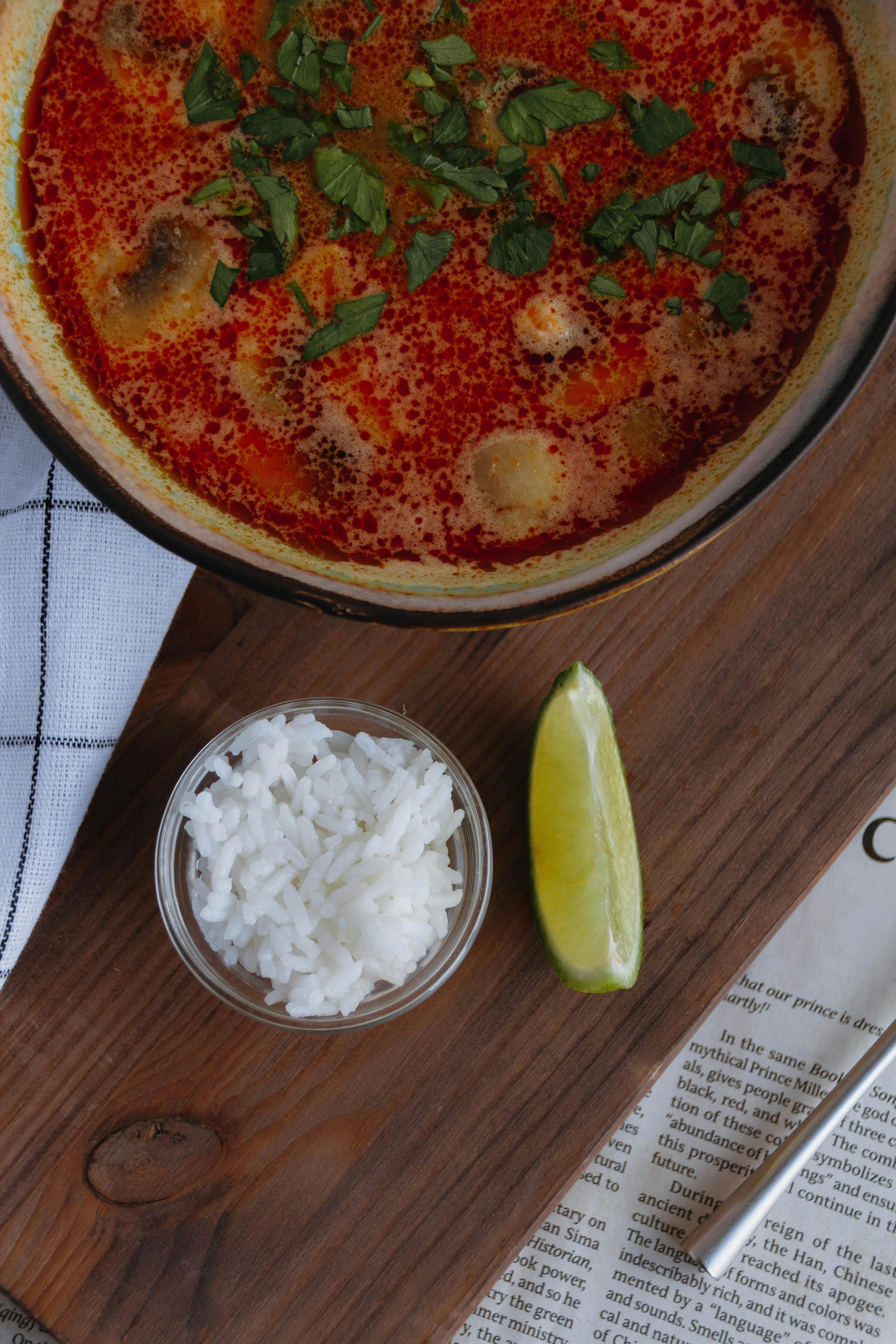 Un plato de sopa sobre una mesa | Fuente: Pexels