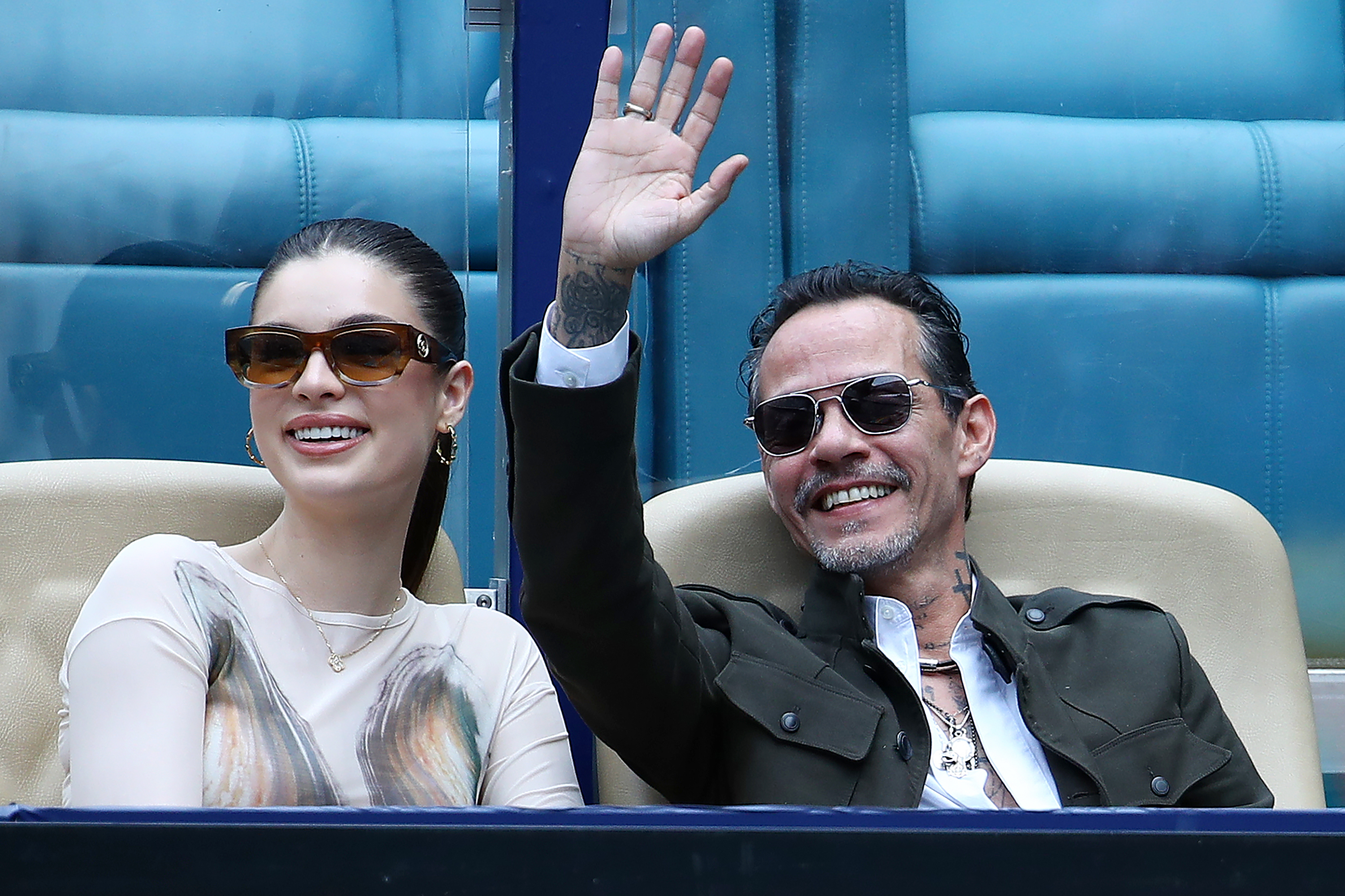 Marc Anthony y Nadia Ferreira durante la inauguración de la tienda Bulova a bordo del nuevo barco de MSC Cruceros, el MSC World America, en Miami, Florida, el 9 de abril de 2025. | Fuente: Getty Images