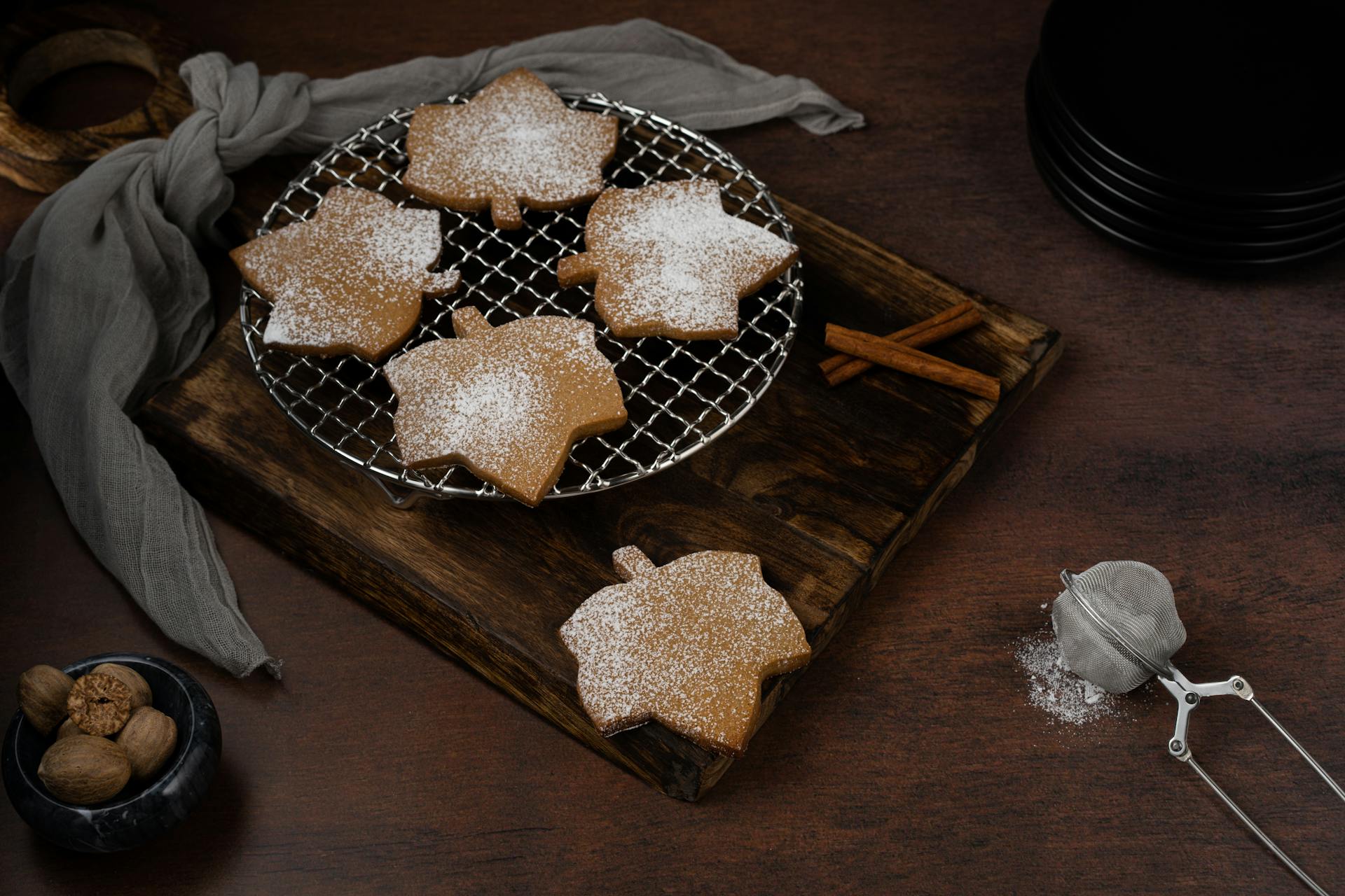 Galletas de azúcar con forma de hoja sobre una superficie de madera | Fuente: Pexels