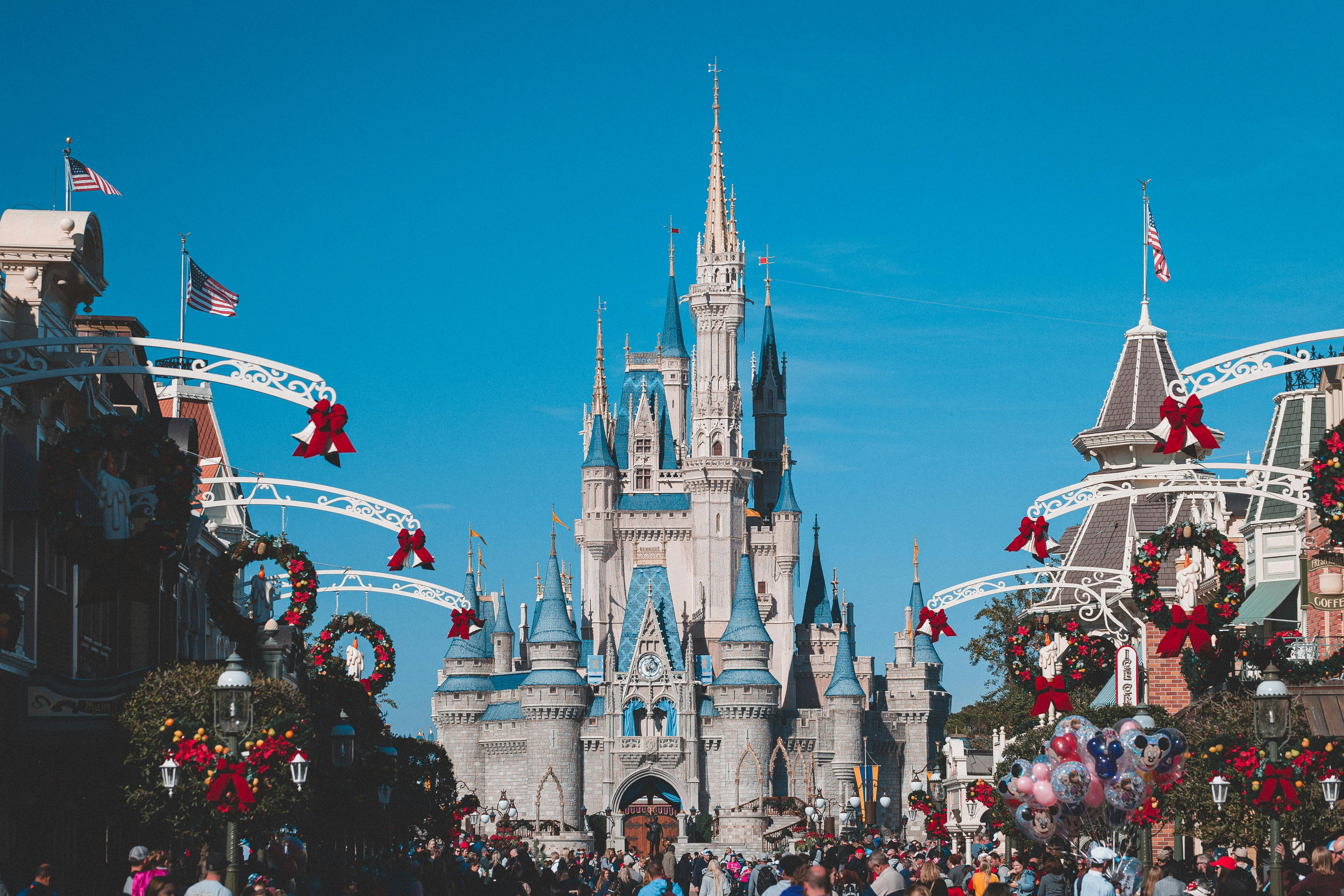 Disneylandia durante el día | Fuente: Pexels
