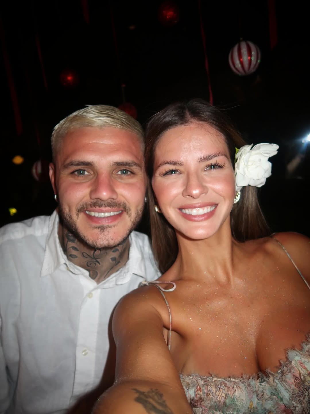 Mauro Icardi y la China Suárez posando sonrientes | Fuente: Instagram/mauroicardi