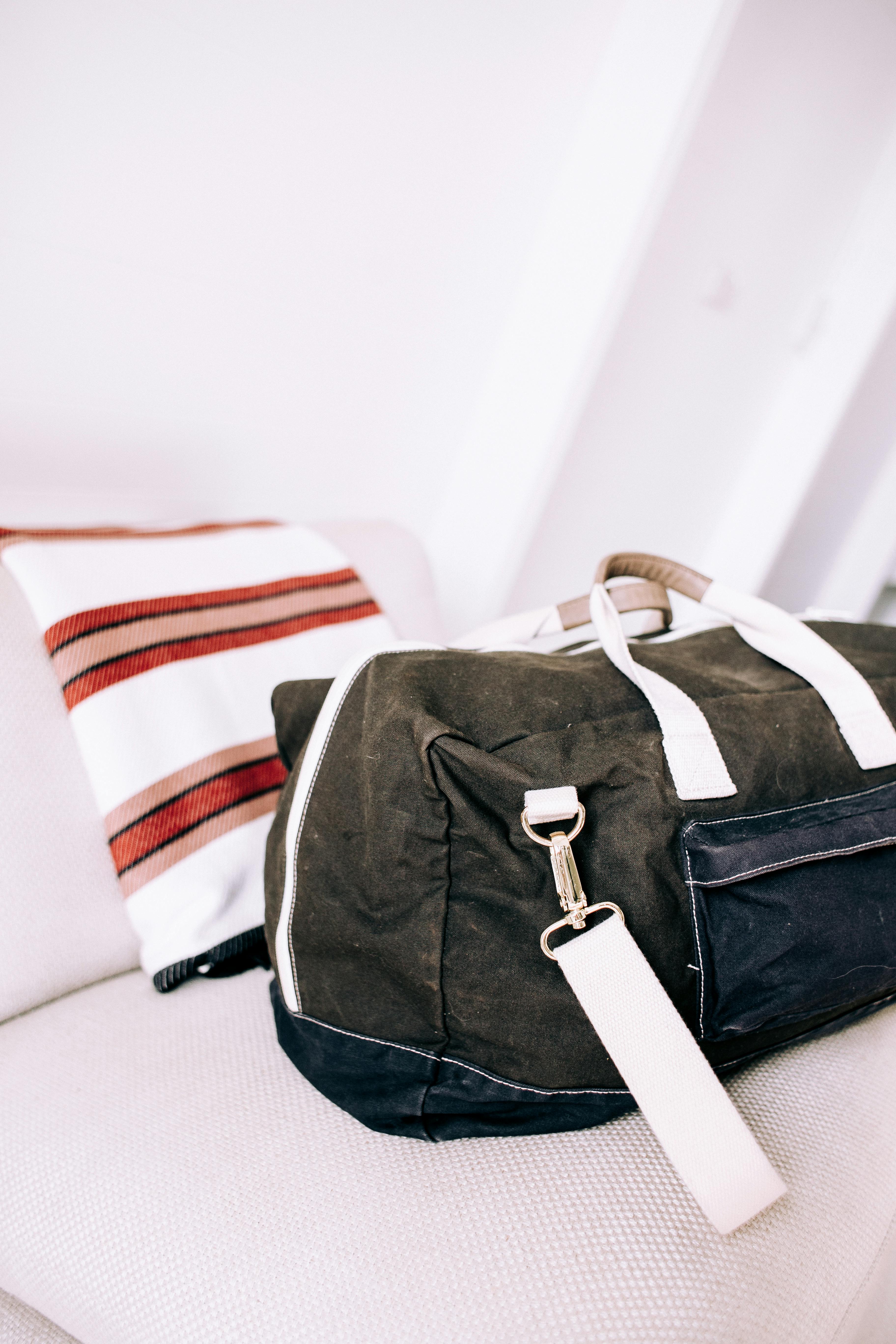Una bolsa en un sofá | Fuente: Pexels