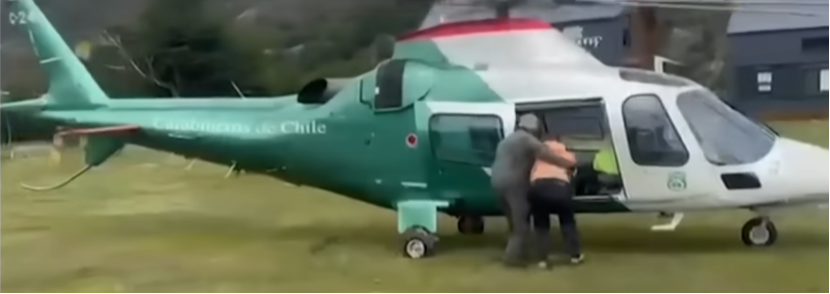 Superviviente de la tragedia en el Parque Nacional Torres del Paine en Chile, subiendo a un helicóptero | Fuente: YouTube/Meganoticias