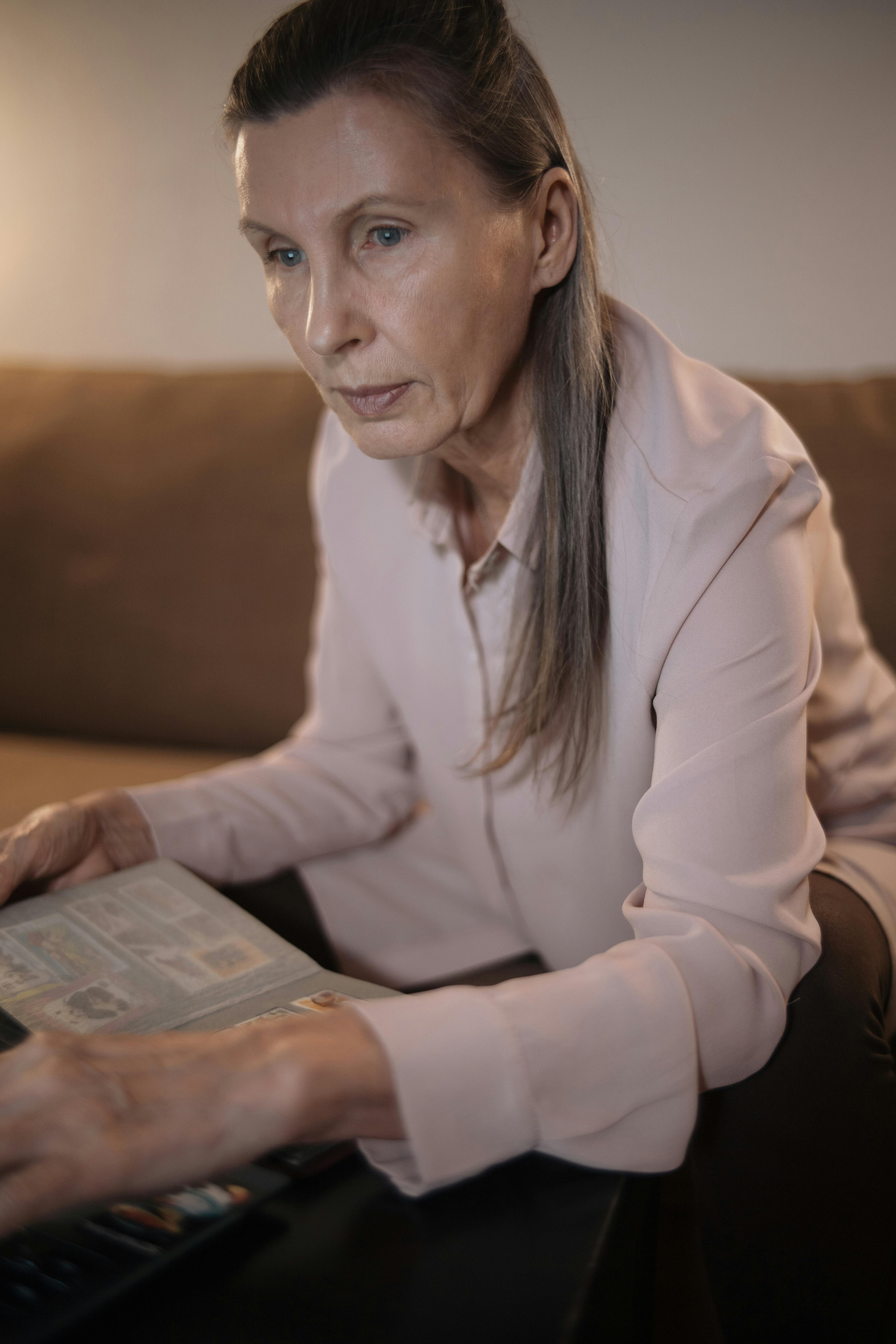 Una mujer seria | Fuente: Pexels