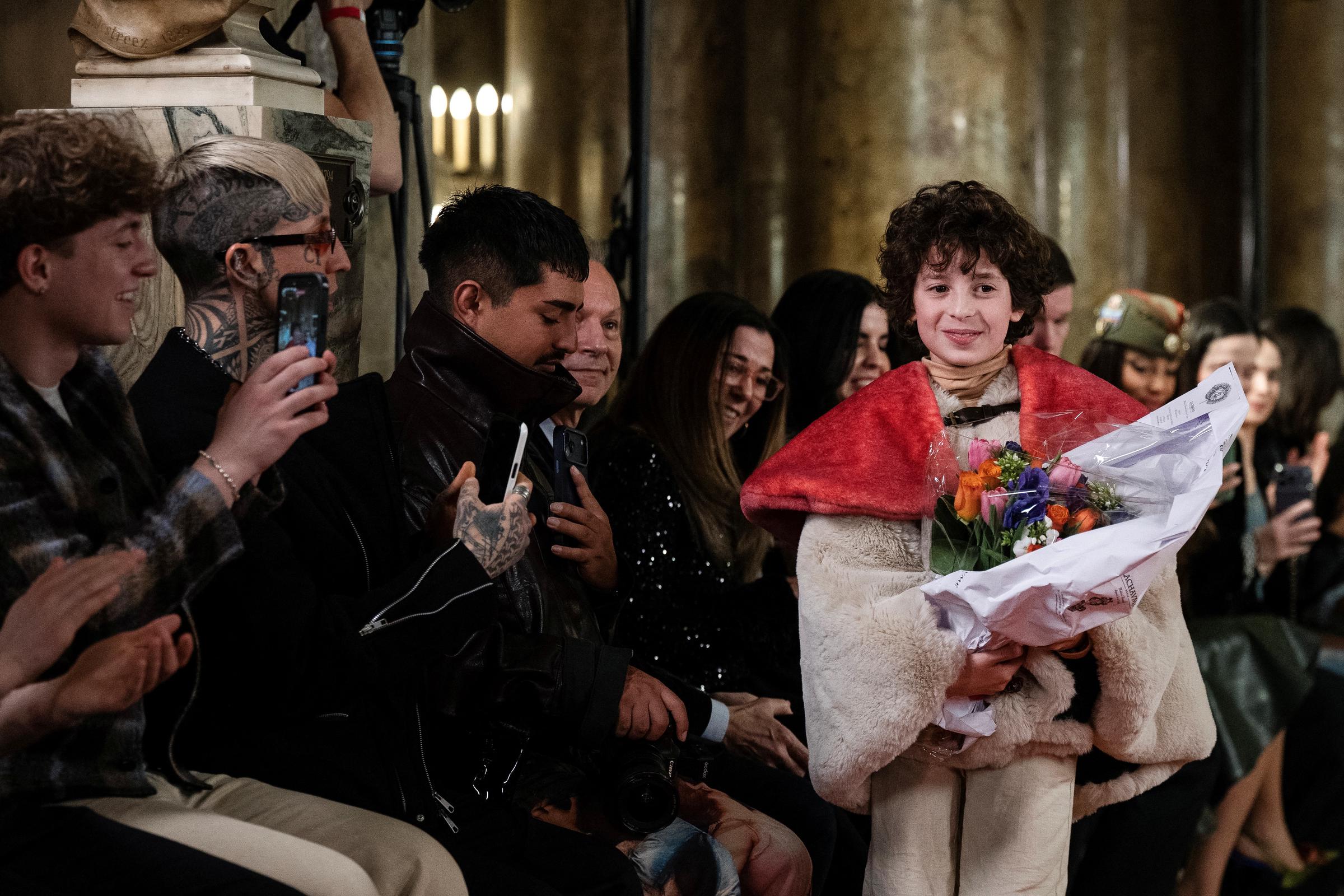 Max Alexander saluda al público al final del desfile de su colección prêt-à-porter femenina Otoño/Invierno 2026-2027, celebrado en el Palais Garnier de París el 3 de marzo de 2026, en el marco de la Semana de la Moda Femenina de París. | Fuente: Getty Images