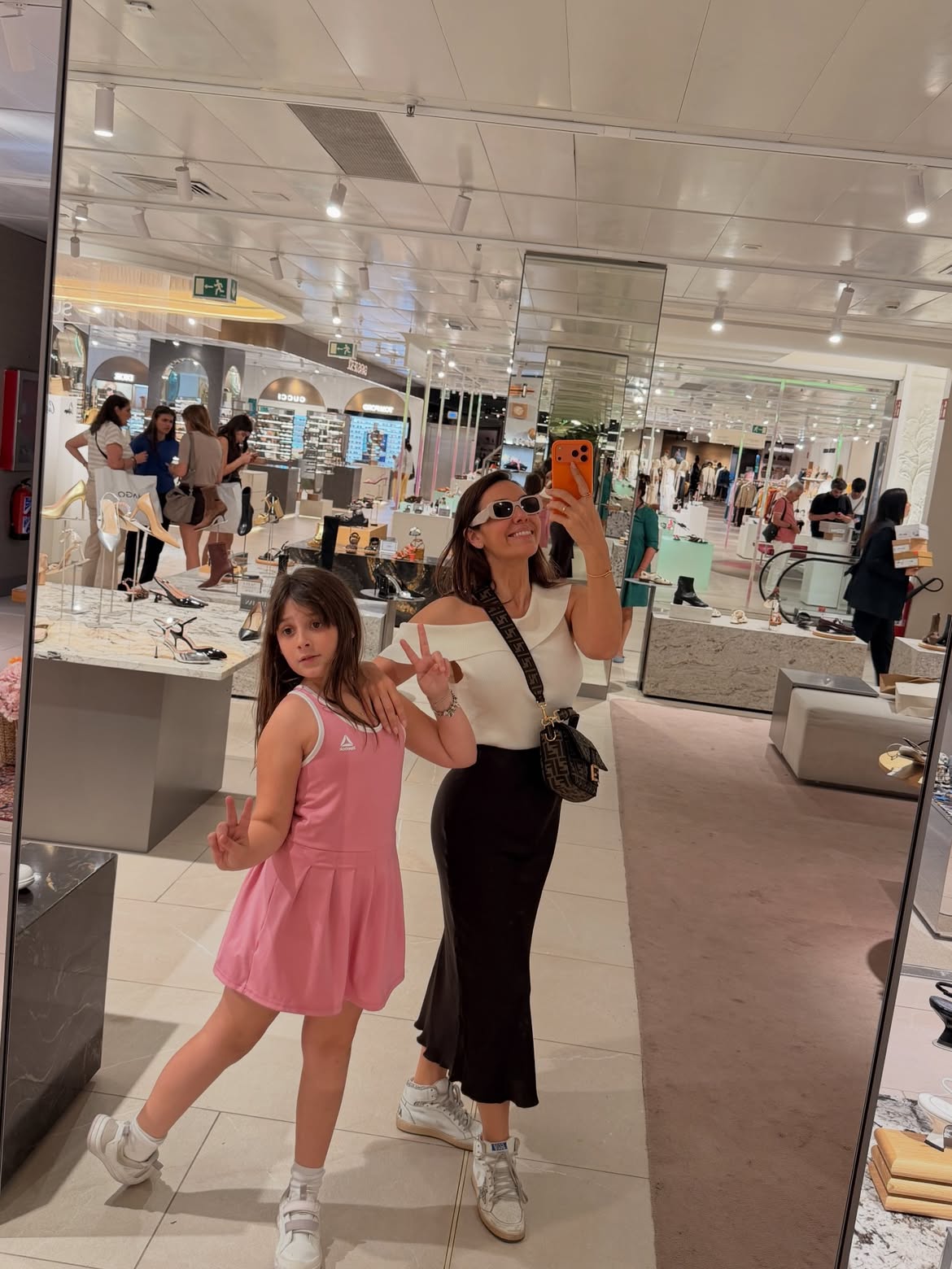 Floppy Tesouro junto a su hija Moorea paseando por una tienda en Madrid, España | Fuente: Instagram/ floppytesouro