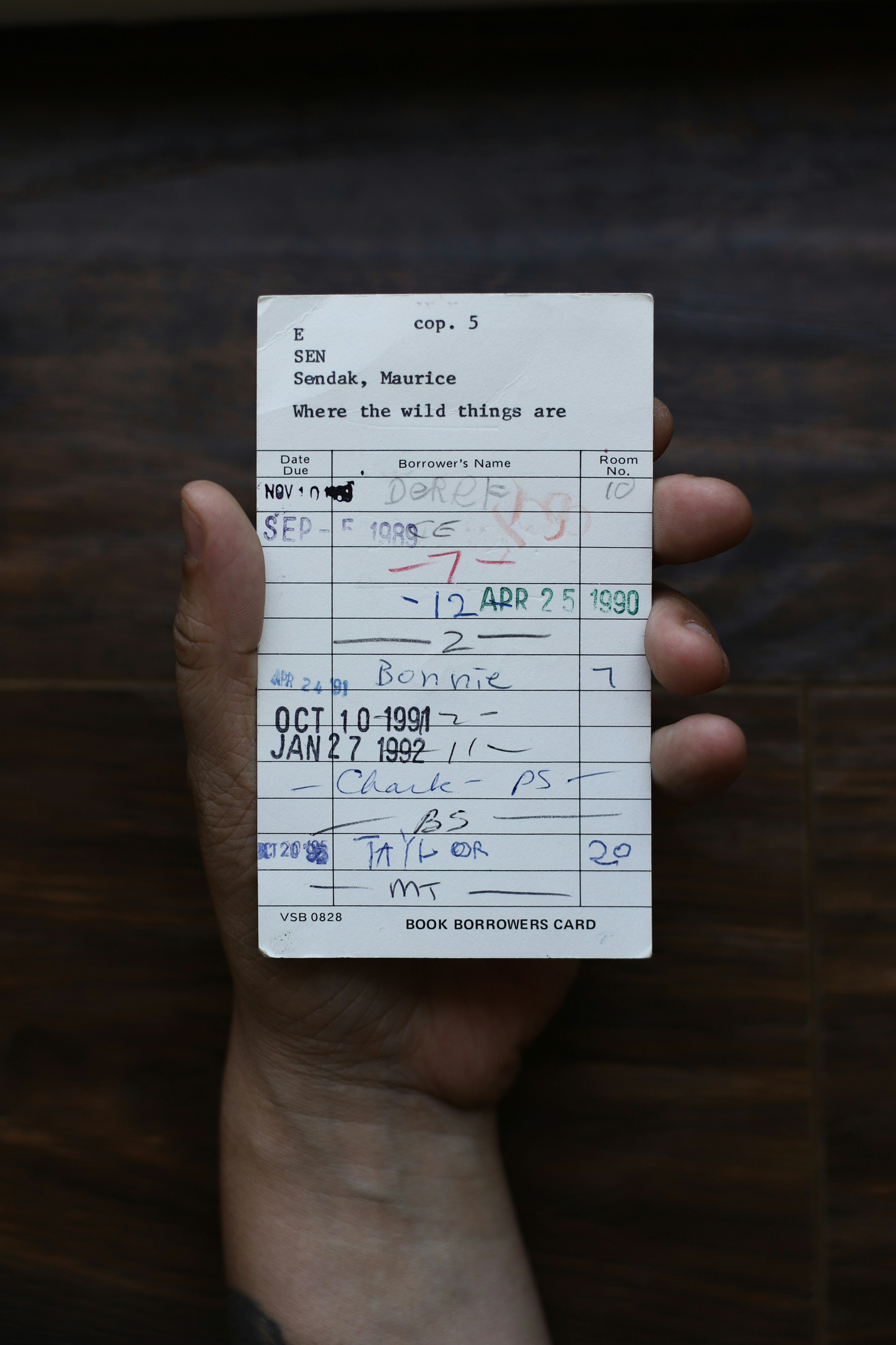 Una persona con el carné de la biblioteca | Fuente: Unsplash