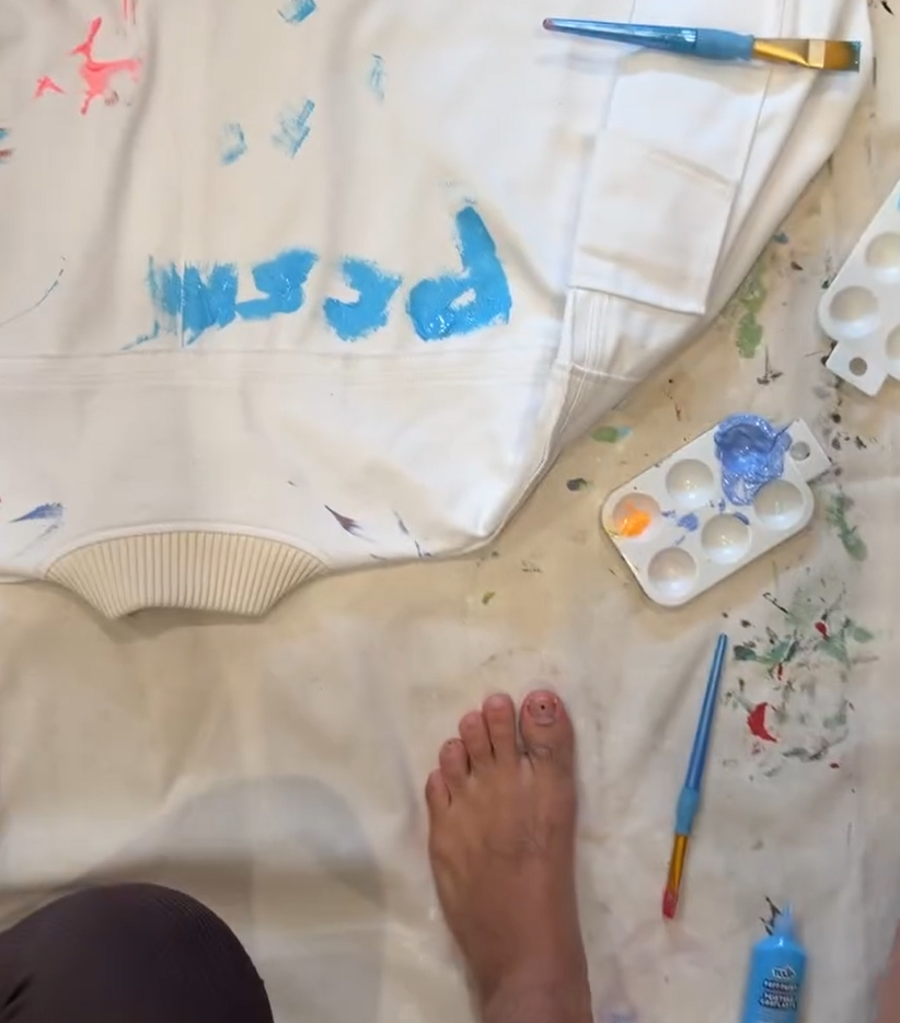 Camilo camina guiado por su hija para ver el resultado de su ropa decorada a mano | Fuente: Instagram/camilo