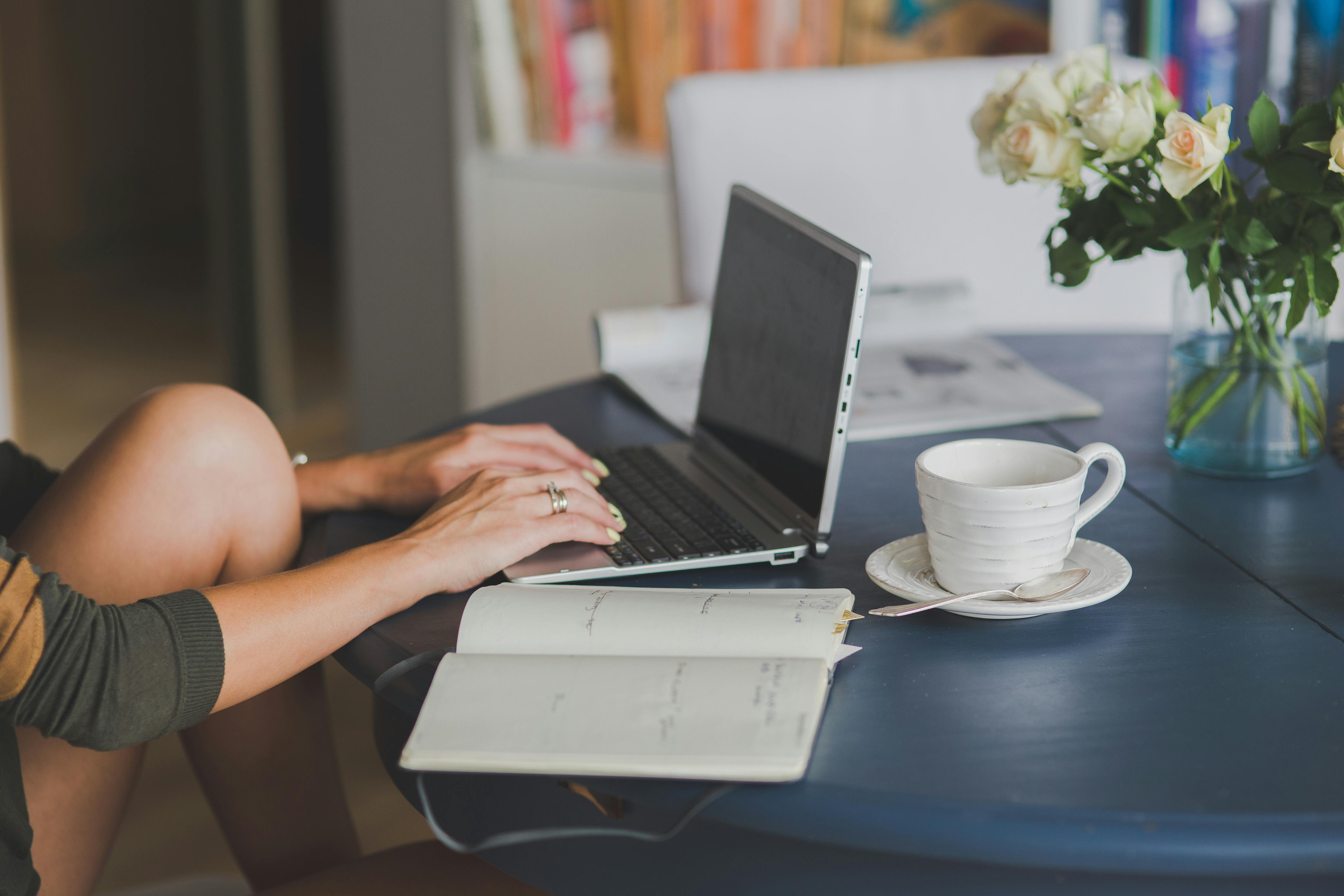 Una mujer trabajando con un portátil | Fuente: Pexels