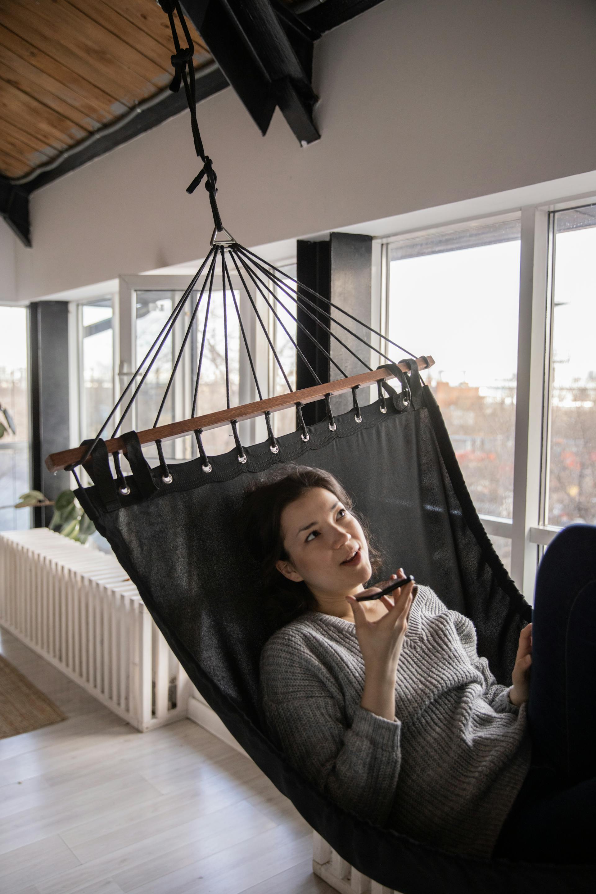 Una mujer hablando por teléfono | Fuente: Pexels