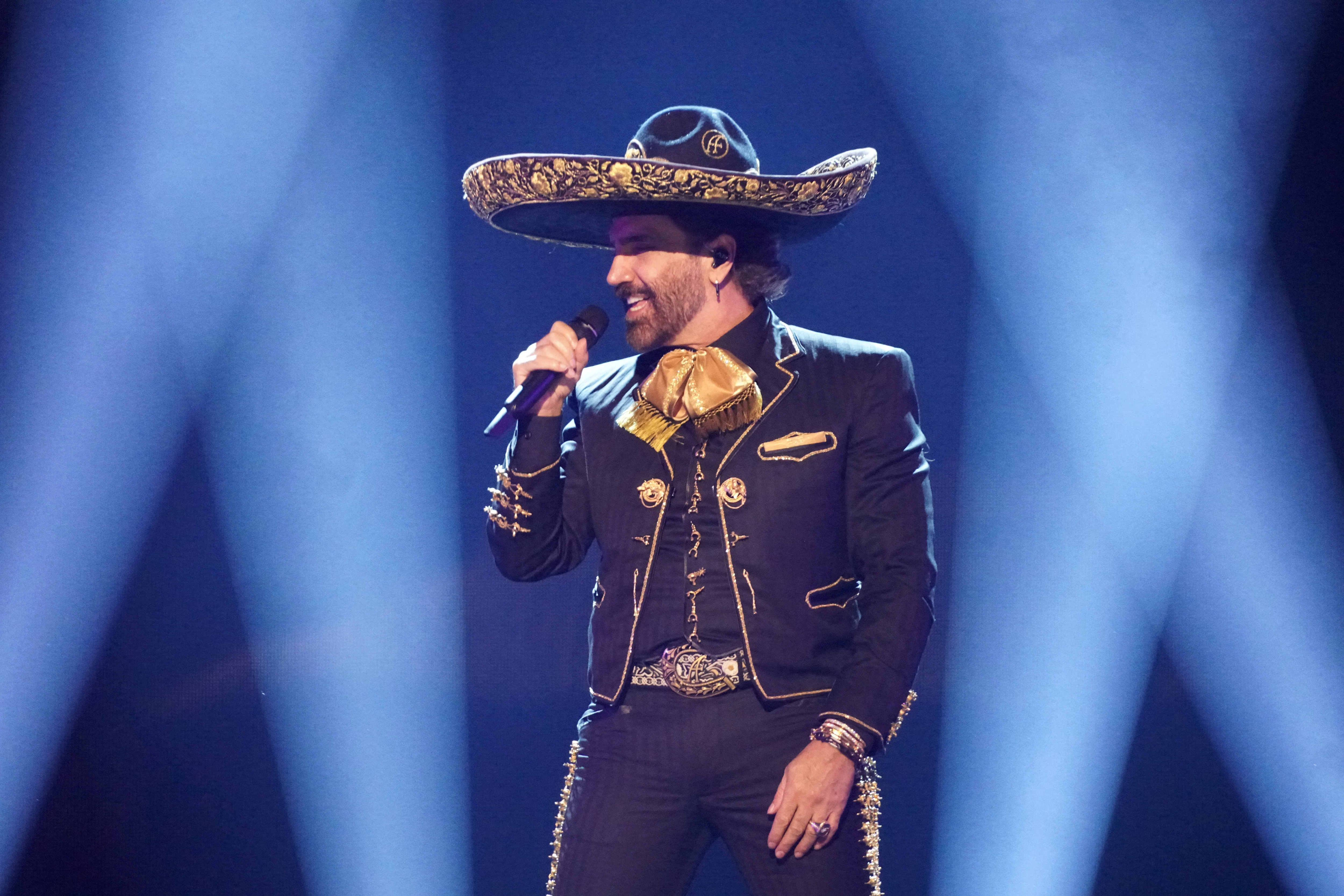 Alejandro Fernández se presenta en el escenario durante el 37° Premio Lo Nuestro de Univision en el Kaseya Center el 20 de febrero de 2025 en Miami, Florida. | Fuente: Getty Images