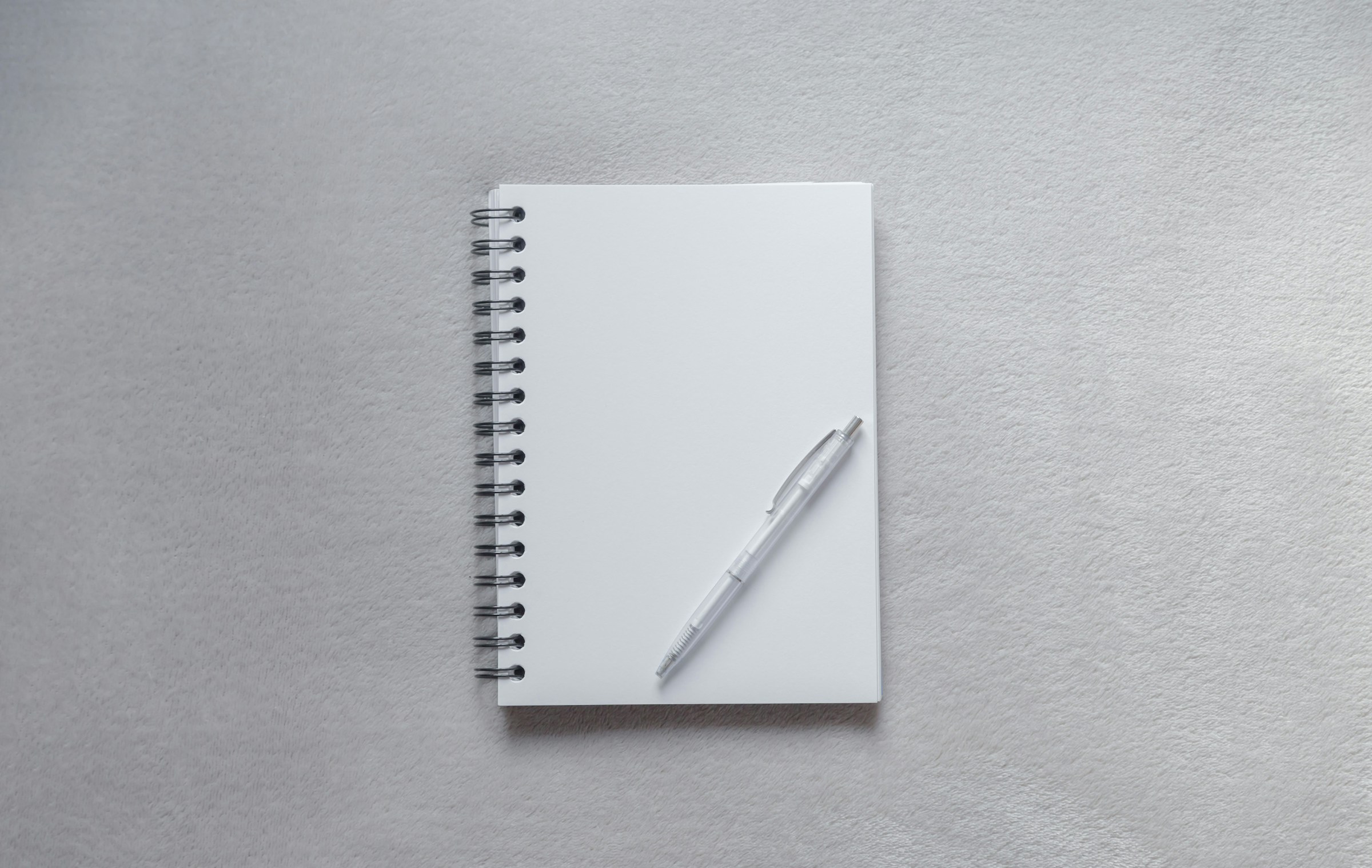 Un cuaderno sobre una mesa | Fuente: Unsplash