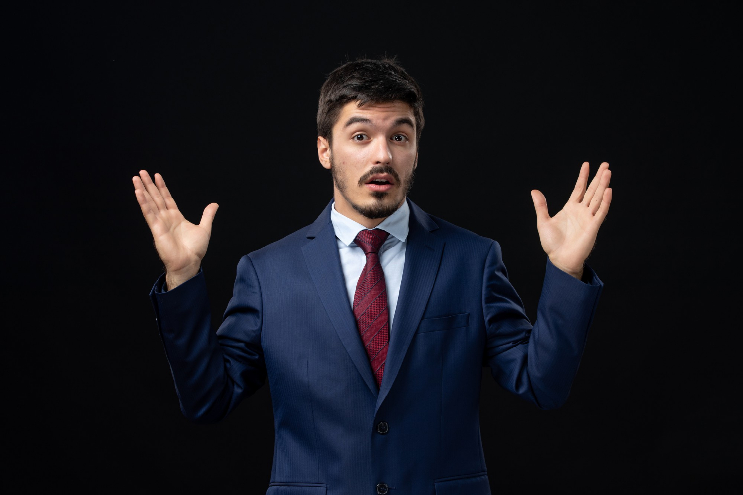 Un hombre encogiéndose de hombros | Fuente: Freepik