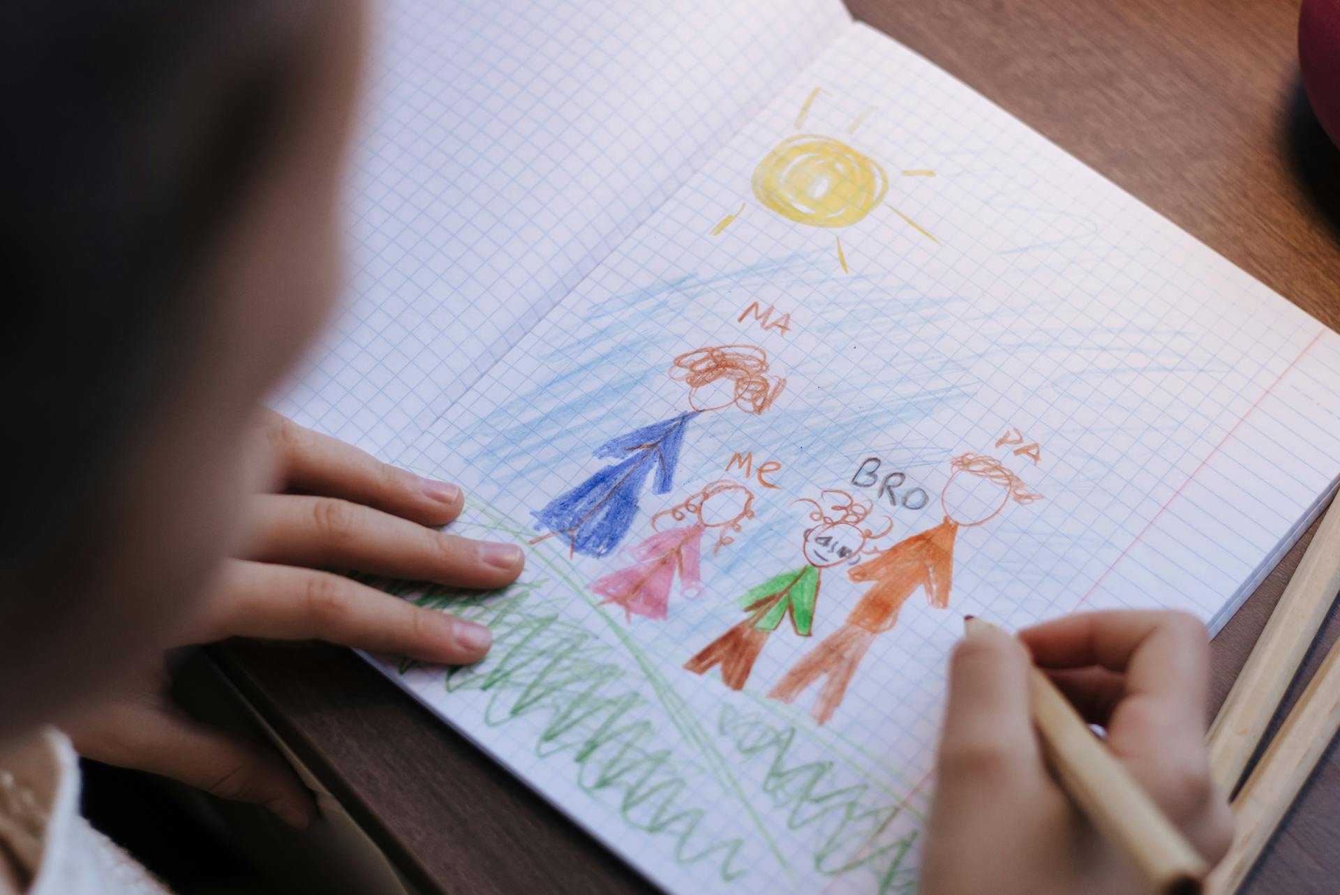 El dibujo de una niña de su familia | Fuente: Pexels