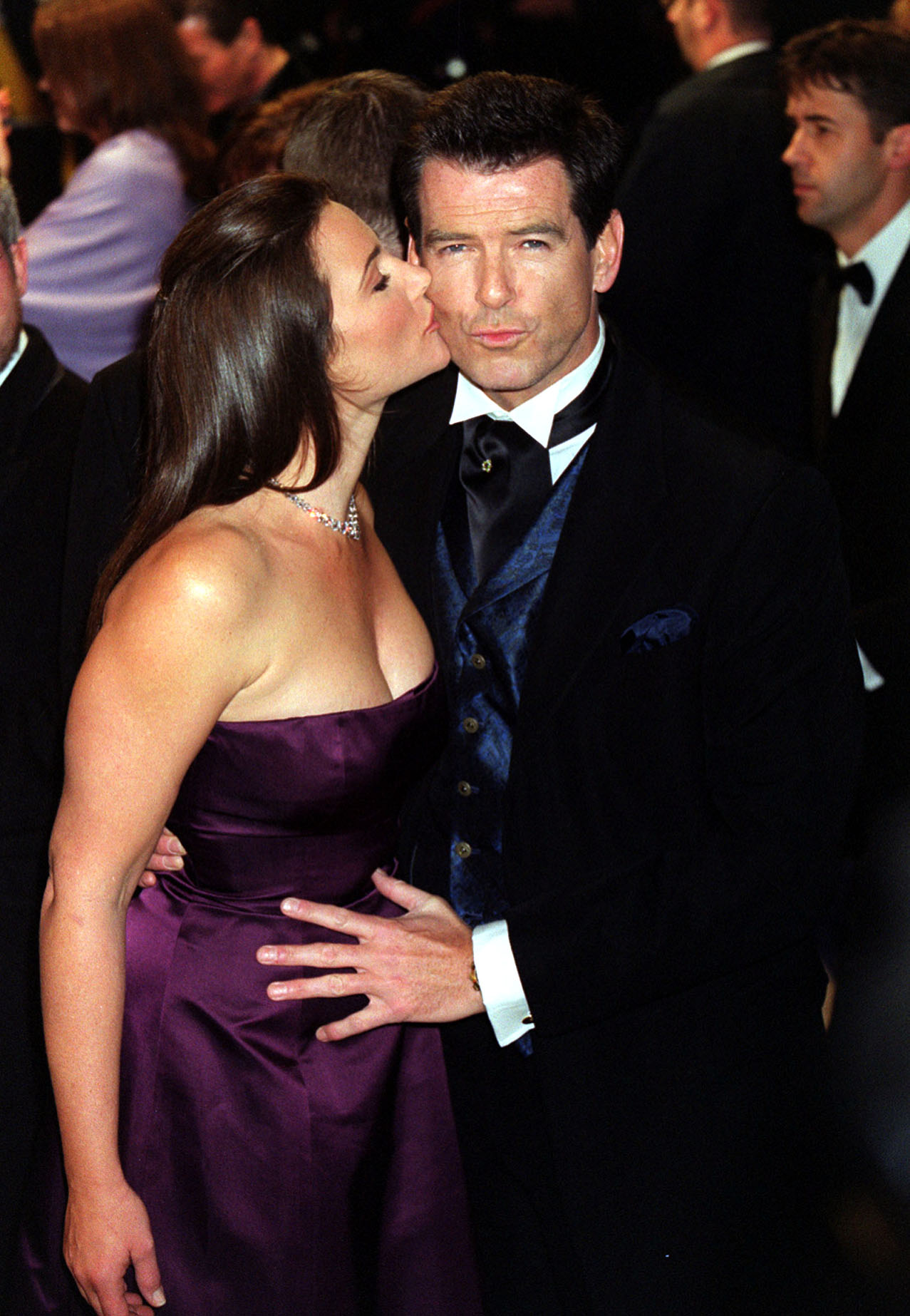 Esta foto de archivo muestra a Pierce y Keely al principio de su relación, antes de casarse, con sus dos hijos y tras más de tres décadas de recuerdos compartidos. | Fuente: Getty Images