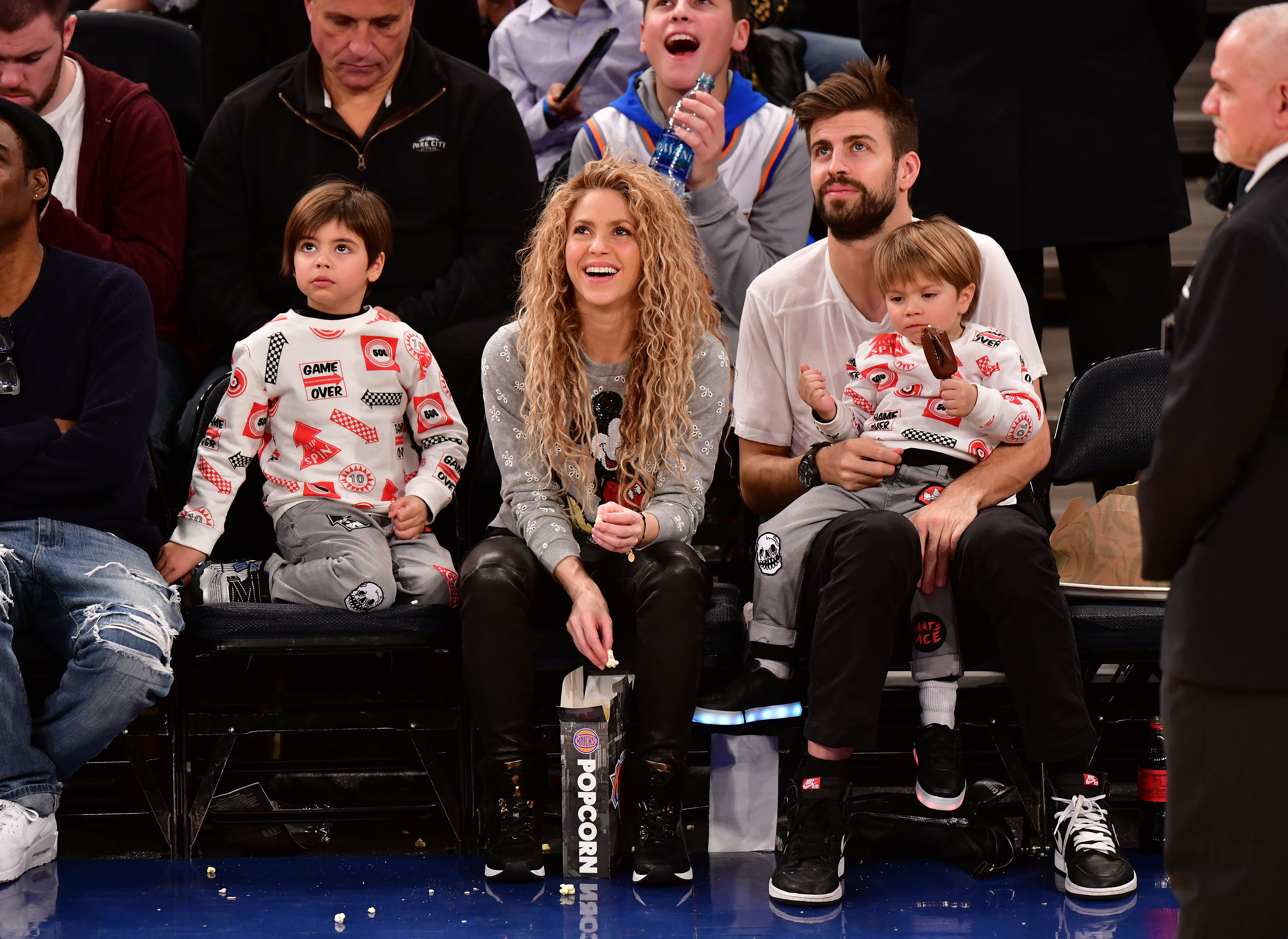 Milan Piqué Mebarak, Shakira, Sasha Piqué Mebarak y Gerard Piqué asisten al partido entre los New York Knicks y los Philadelphia 76ers en el Madison Square Garden el 25 de diciembre de 2017 en la ciudad de Nueva York. | Fuente: Getty Images