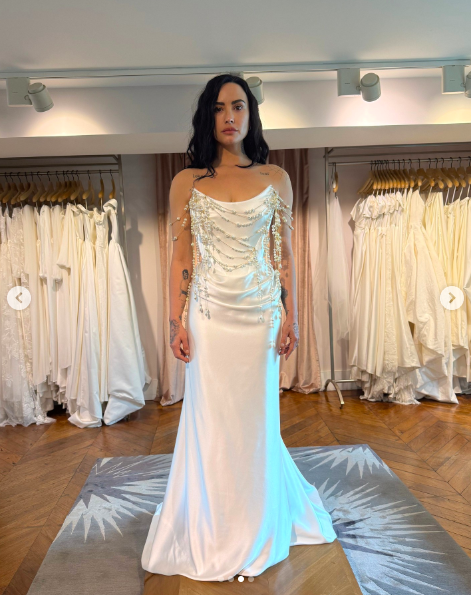 Demi Lovato posando con otro vestido de novia adornado con perlas. | Fuente: Instagram/voguemagazine