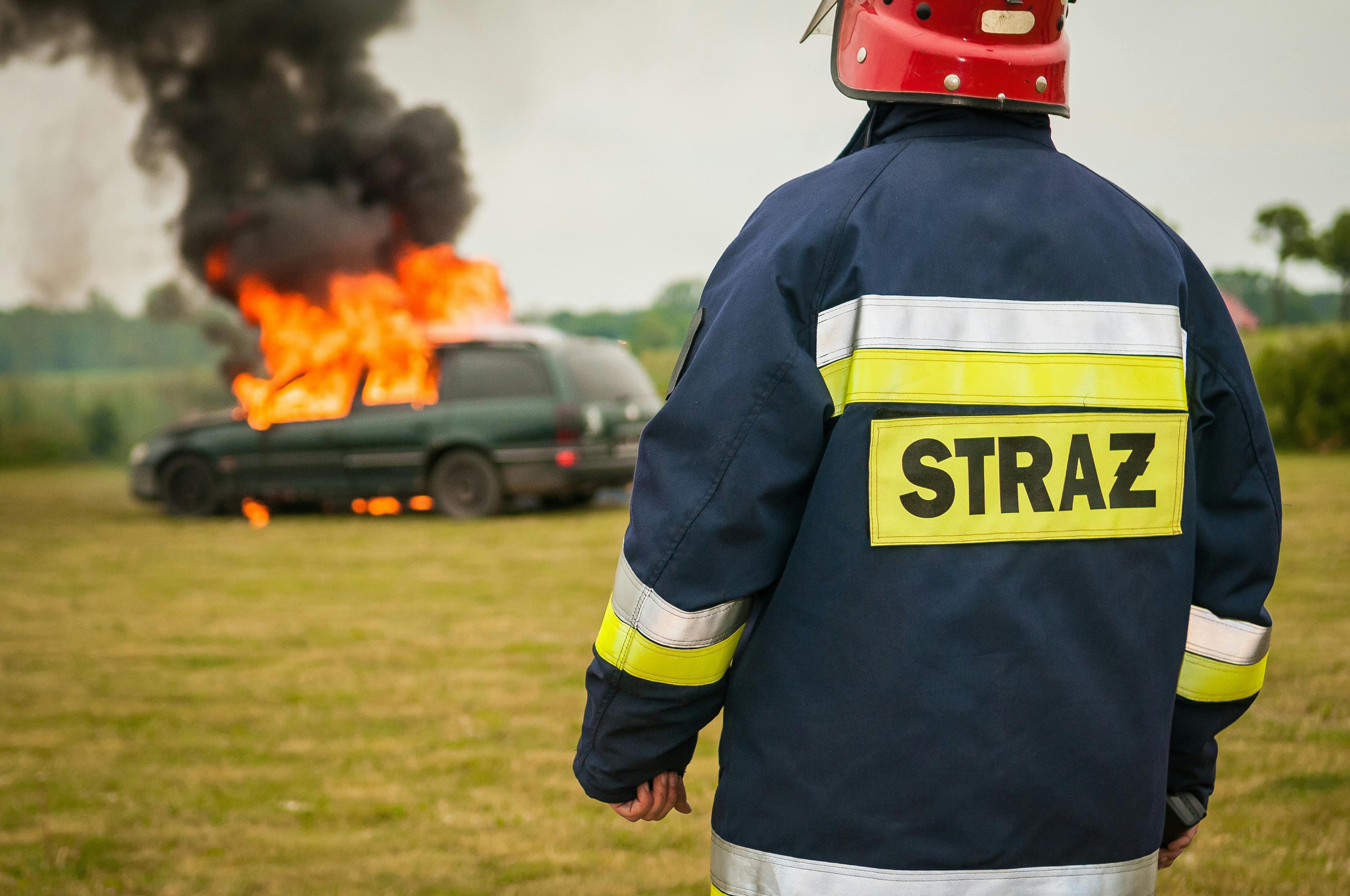 Un bombero observa cómo arde un Automóvil | Fuente: Pexels