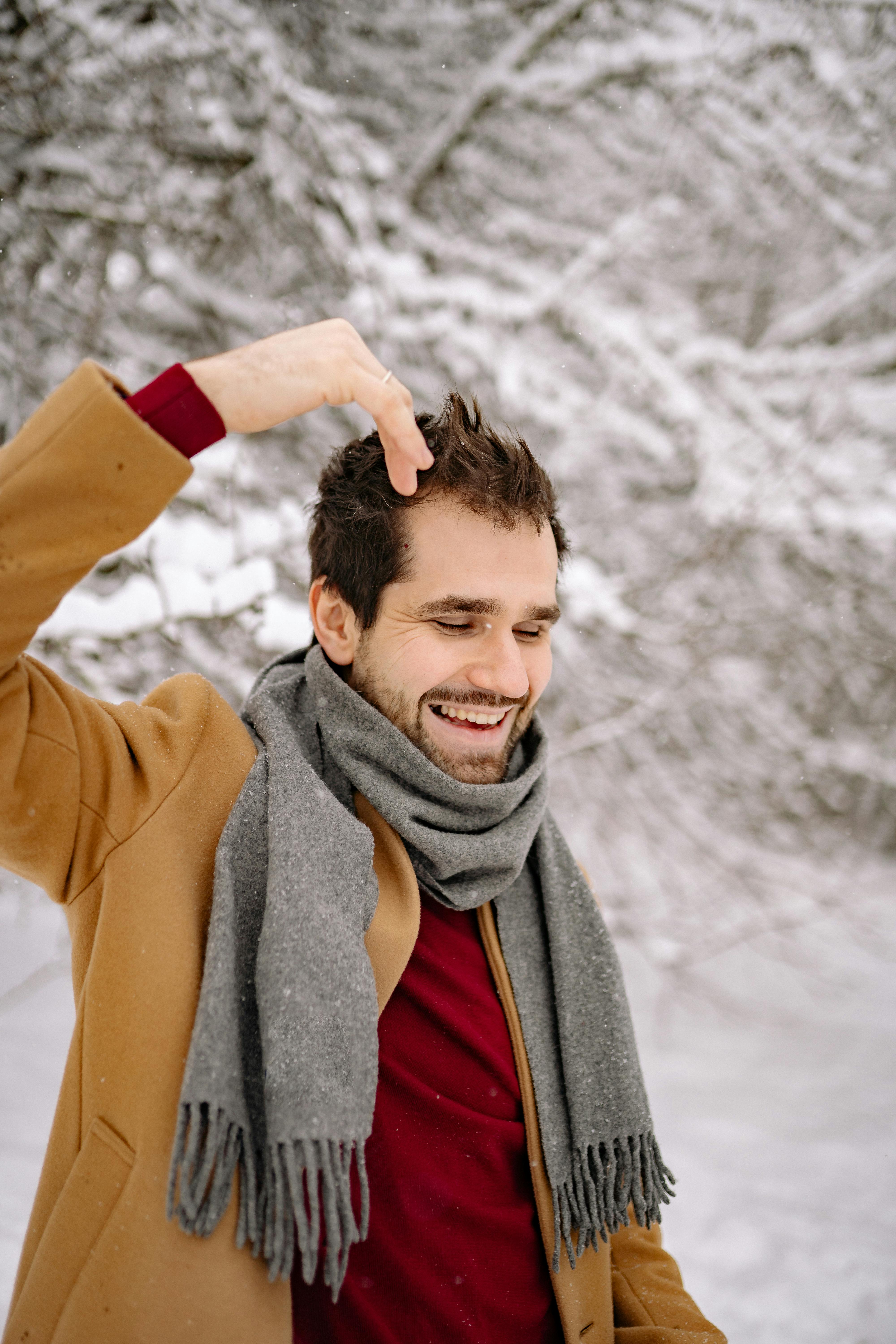 Un hombre riendo en la nieve | Fuente: Pexels