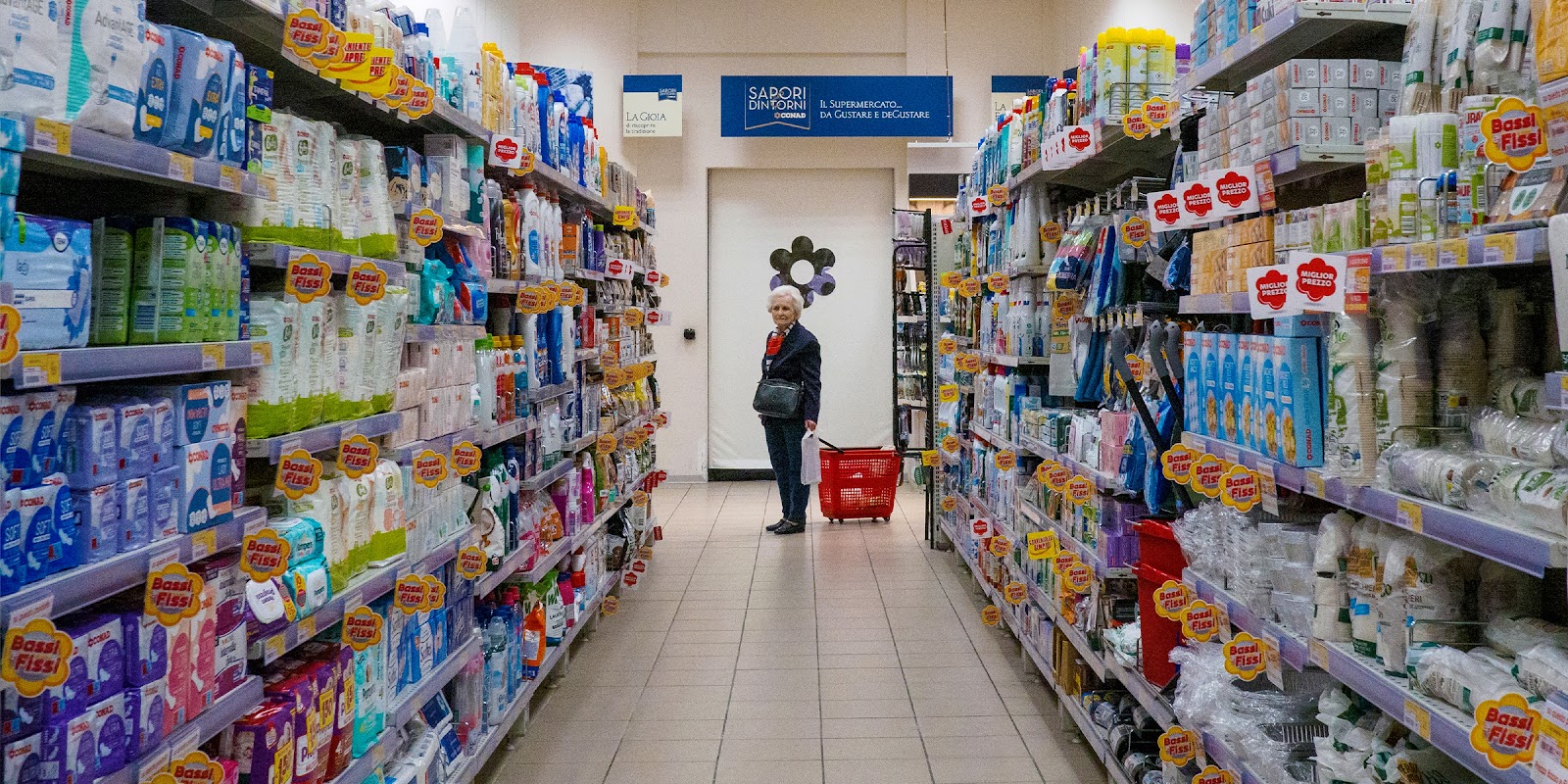 Una anciana en una tienda | Fuente: Shutterstock
