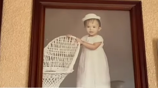 Adela Yasmín cuando era una bebé. | Fuente: YouTube/MILENIO.