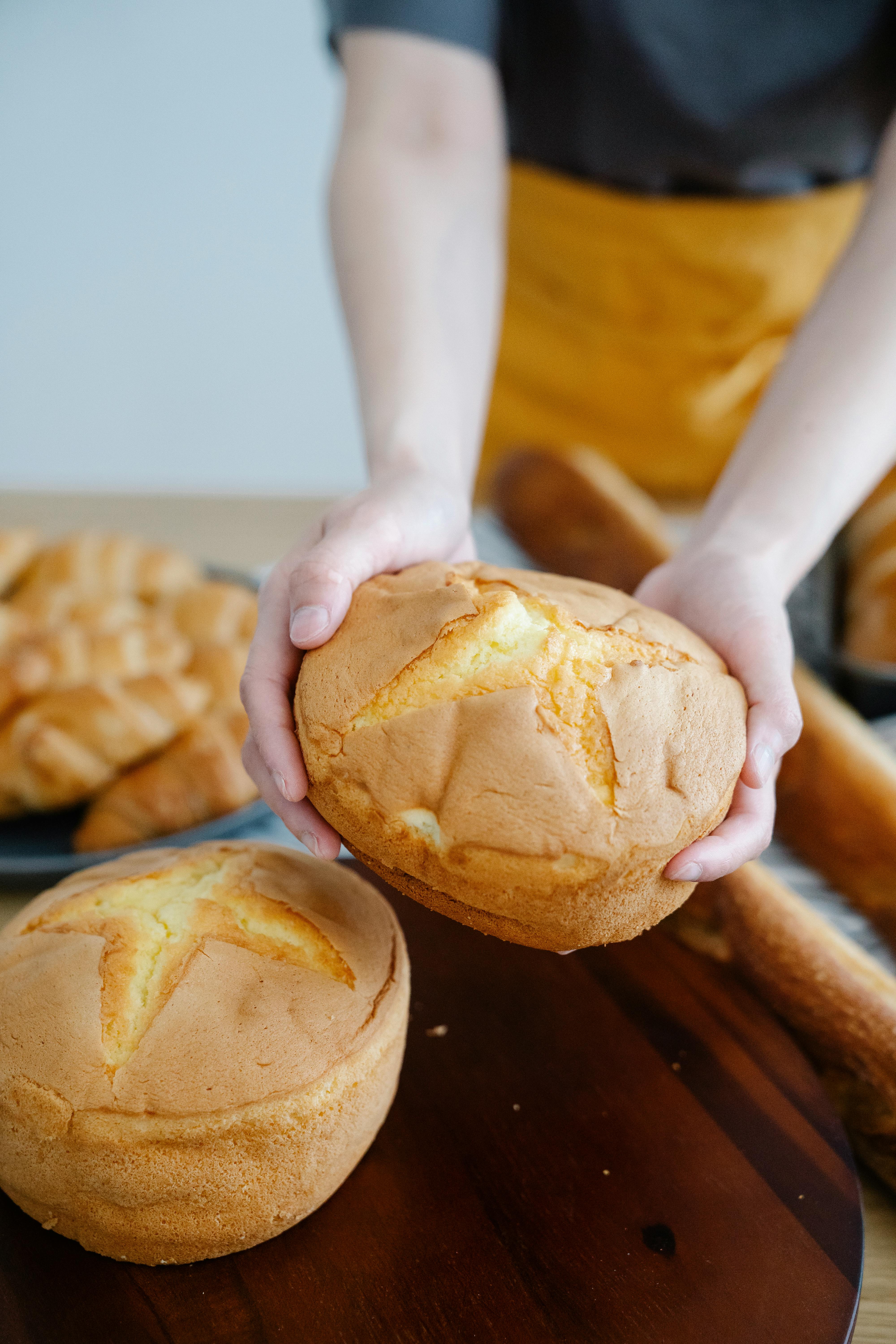 Mujer sosteniendo un pan recién horneado | Fuente: Pexels