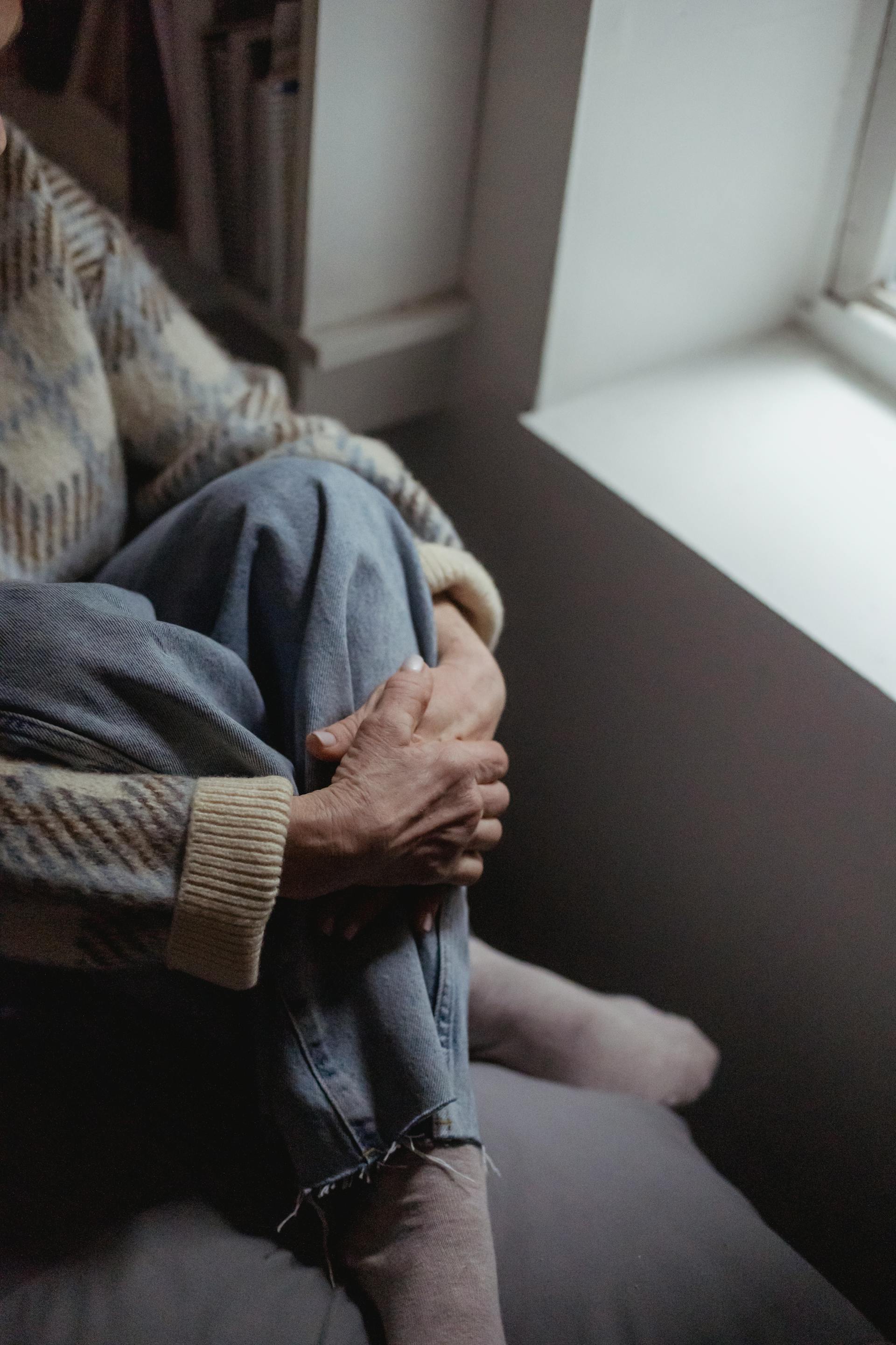 Primer plano de una mujer sentada cerca de la ventana | Fuente: Pexels