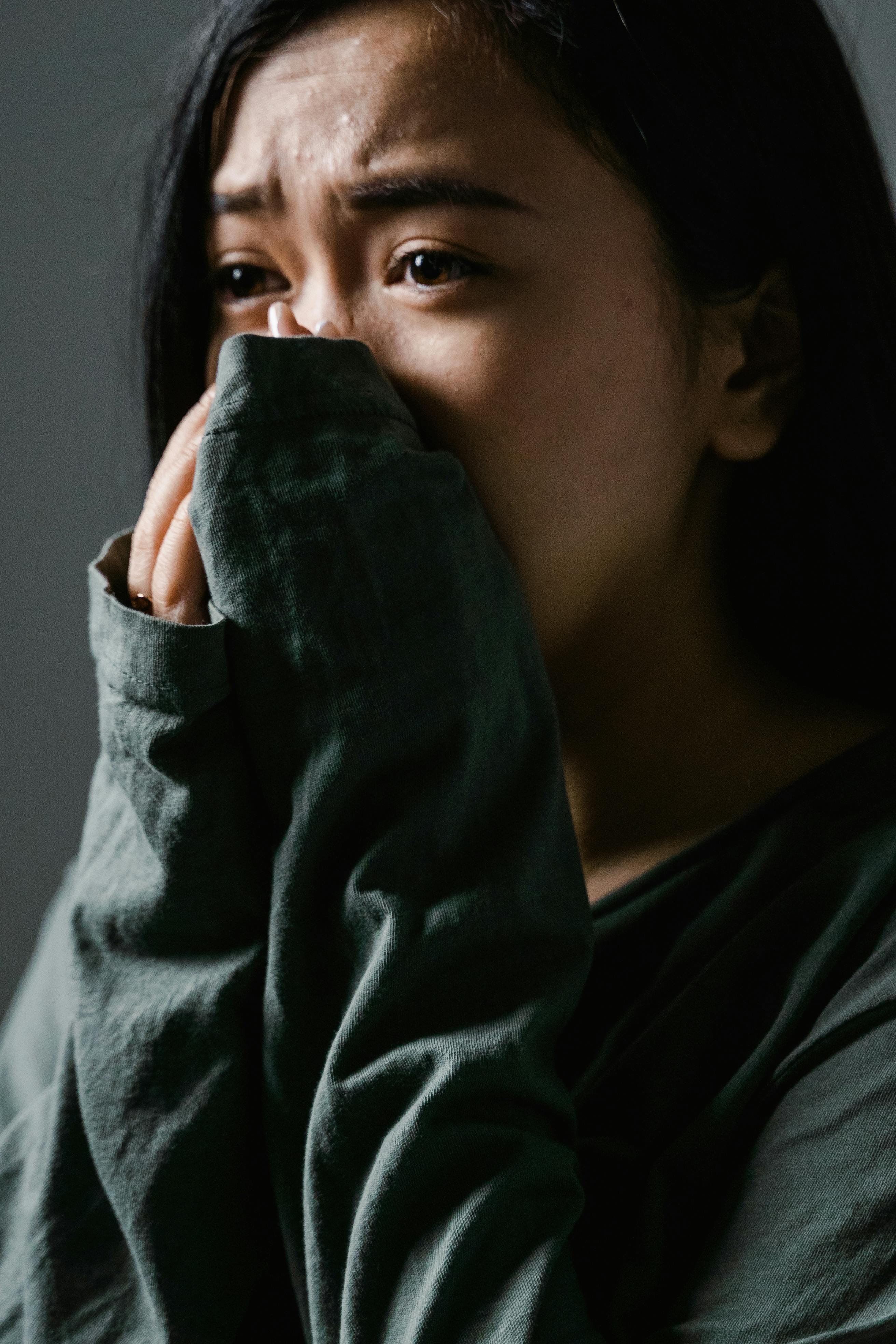 Una mujer tapándose la boca con las manos | Fuente: Pexels