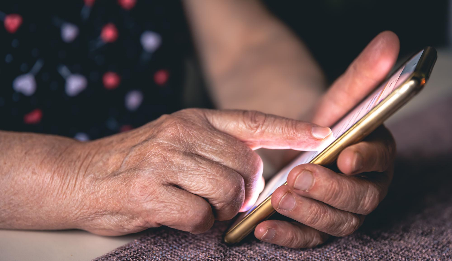 Primer plano de una mujer mayor sujetando un teléfono | Fuente: Freepik