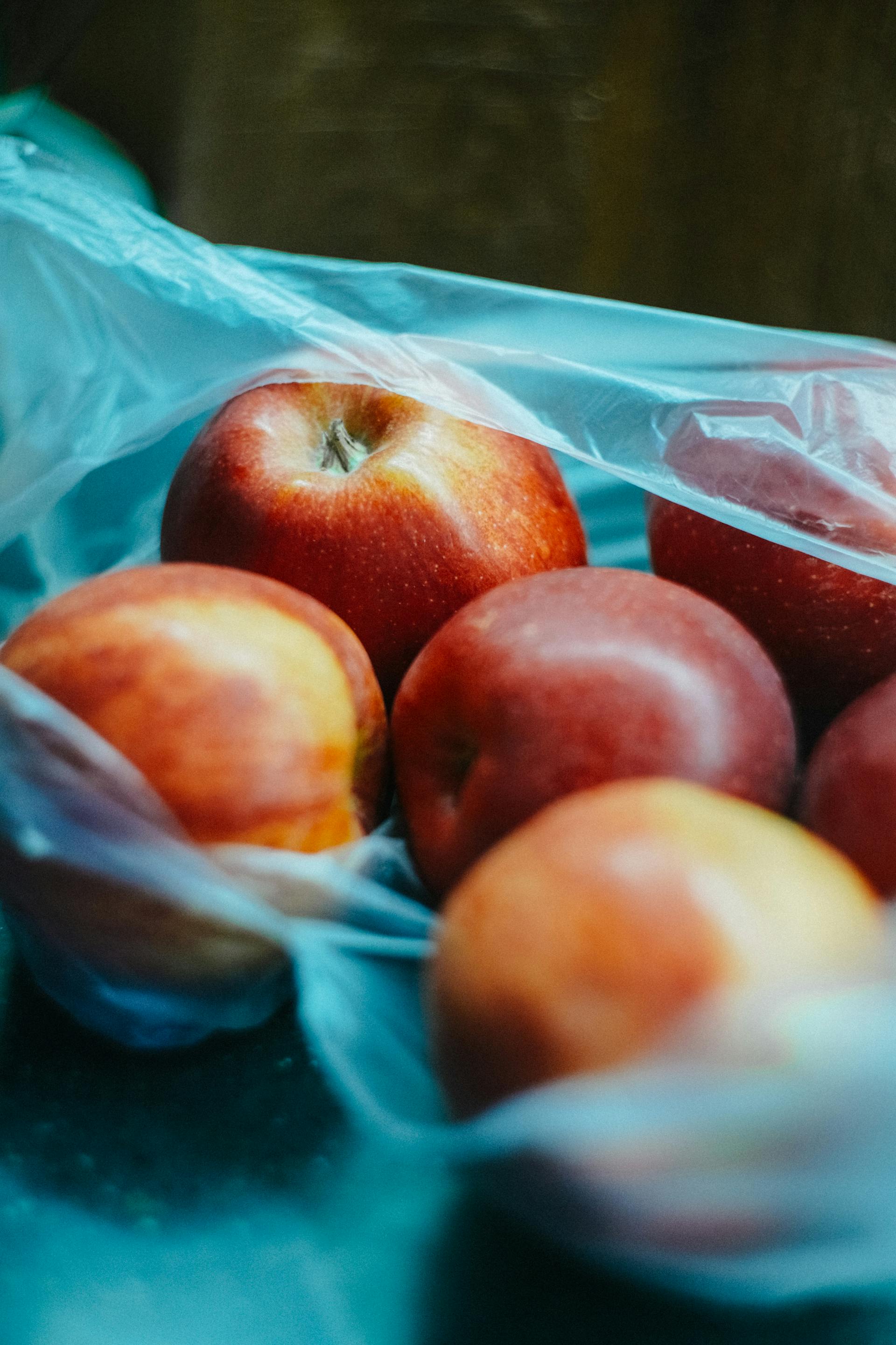 Manzanas en una bolsa de plástico | Fuente: Pexels