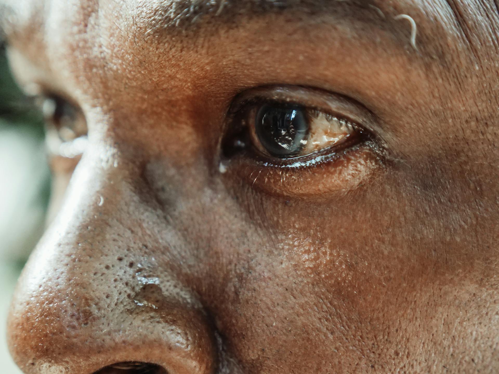 Un hombre mirando algo atónito | Fuente: Pexels
