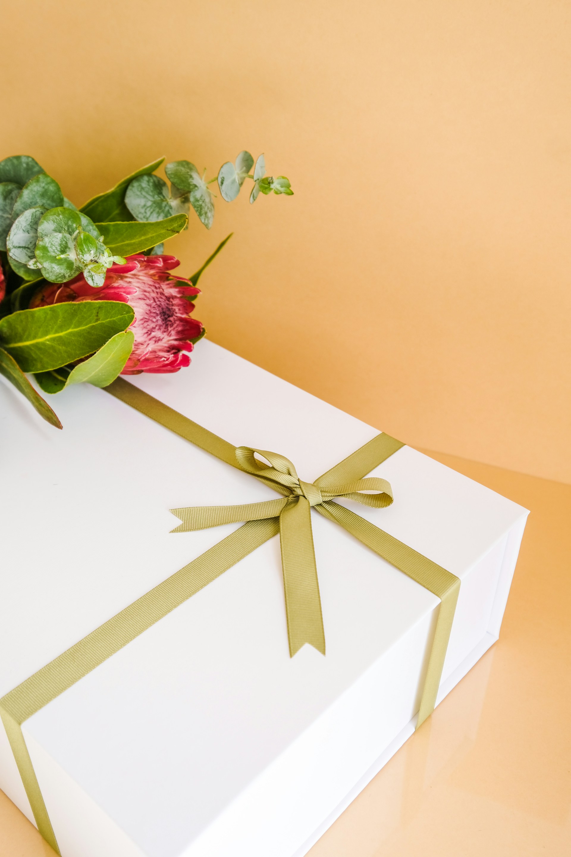 Una caja envuelta para regalo | Fuente: Unsplash