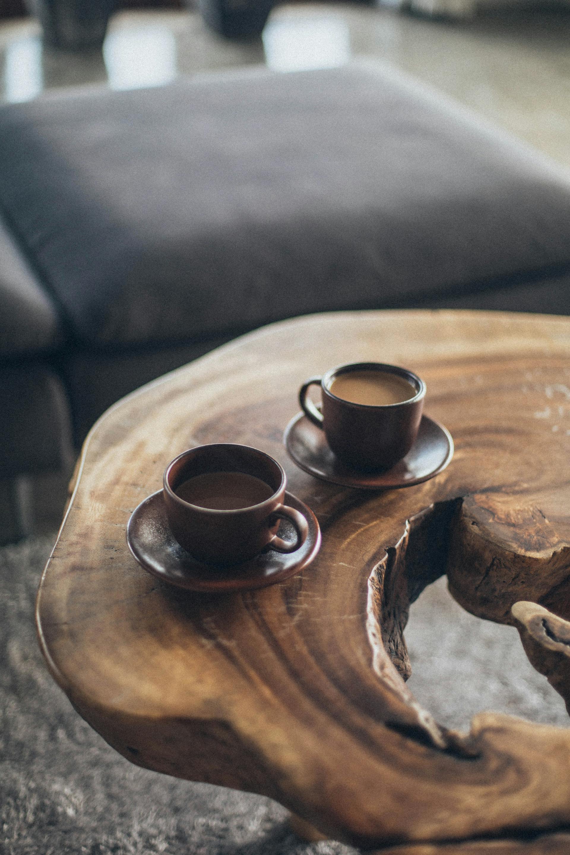 Dos tazas de café sobre una mesa | Fuente: Pexels