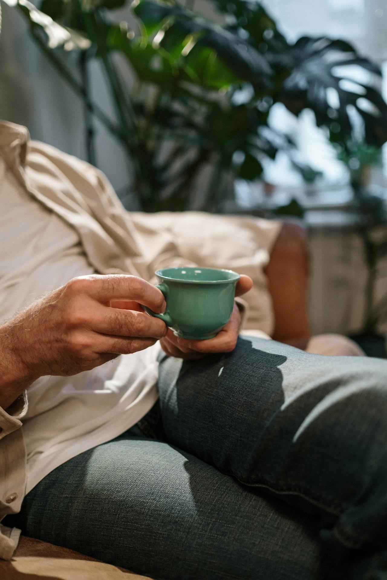 Un hombre con una taza de cerámica | Fuente: Pexels