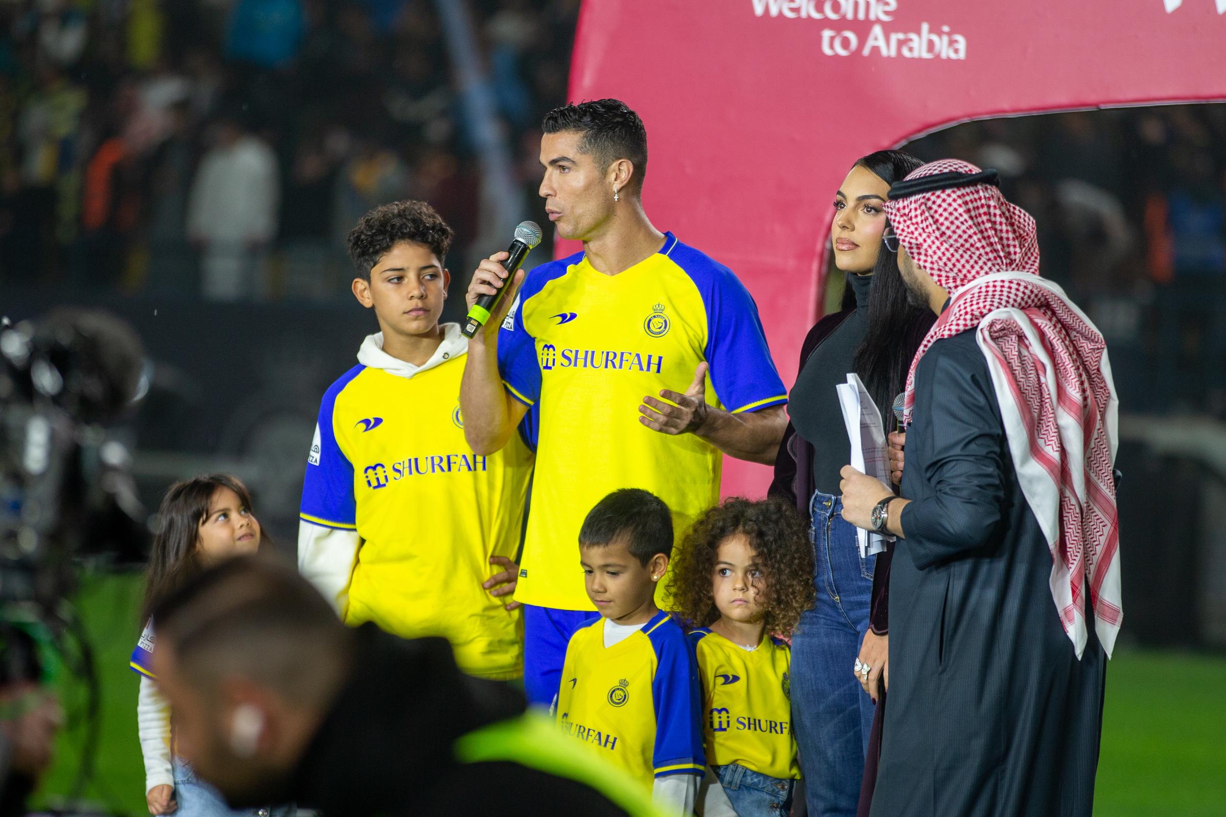 Cristiano Ronaldo, acompañado de su pareja Georgina Rodríguez y su hijo Cristiano Ronaldo Jr., saluda a la multitud durante la presentación oficial de Cristiano Ronaldo como jugador del Al Nassr en el estadio Mrsool Park el 3 de enero de 2023 en Riad, Arabia Saudita. | Fuente: Getty Images