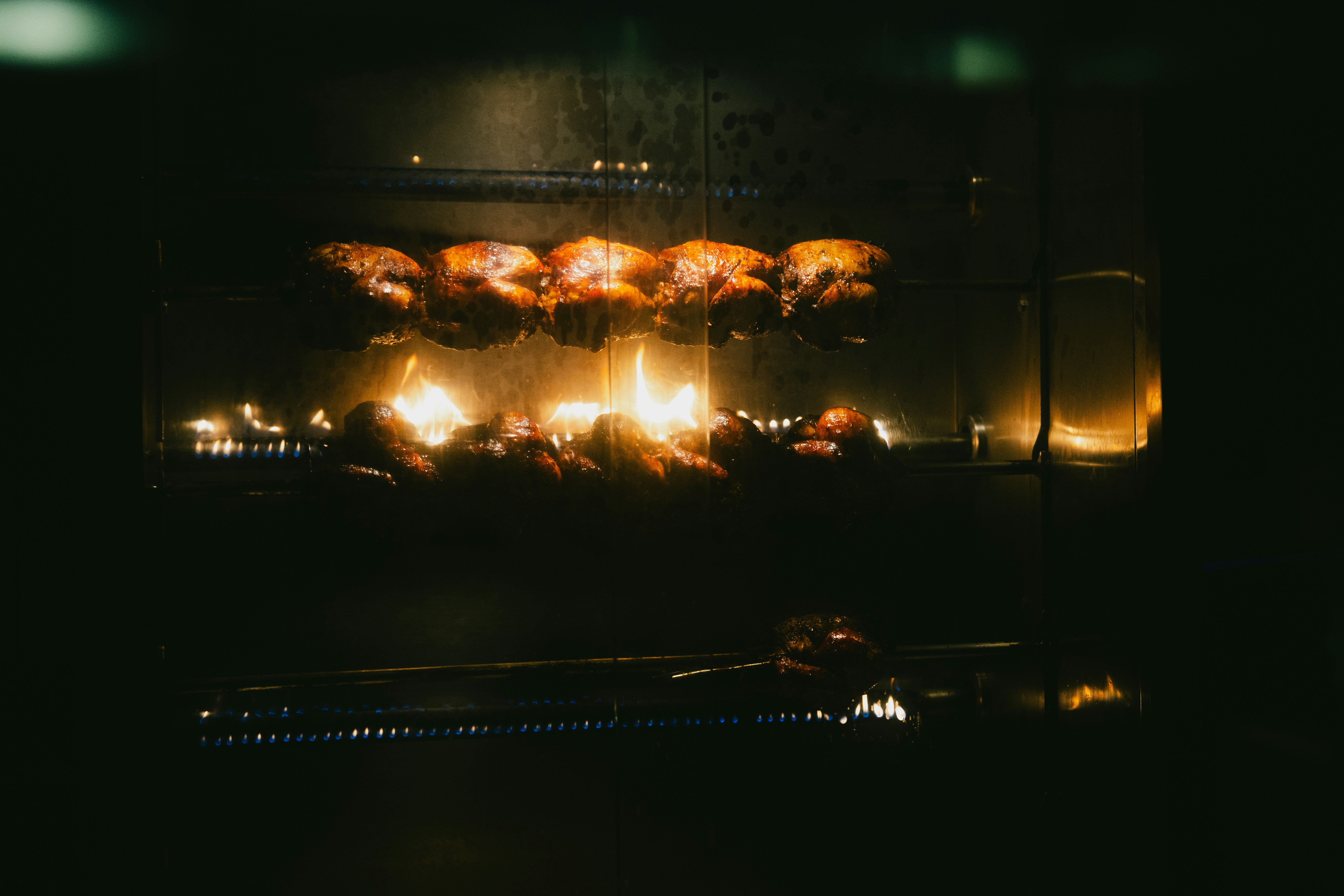 Pollos asados en un horno | Fuente: Unsplash