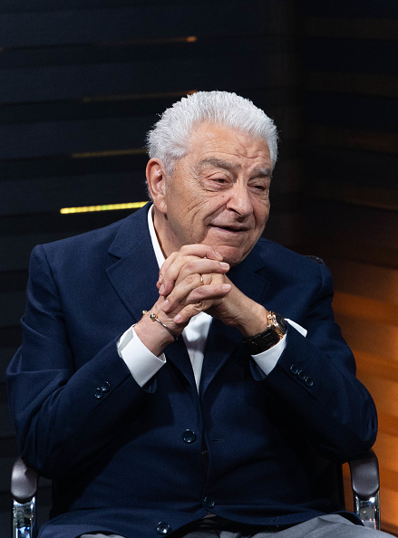 Don Francisco habla en el set del pódcast "Vale La Pena" el 5 de octubre de 2024 en Miami, Florida | Fuente: Getty Images