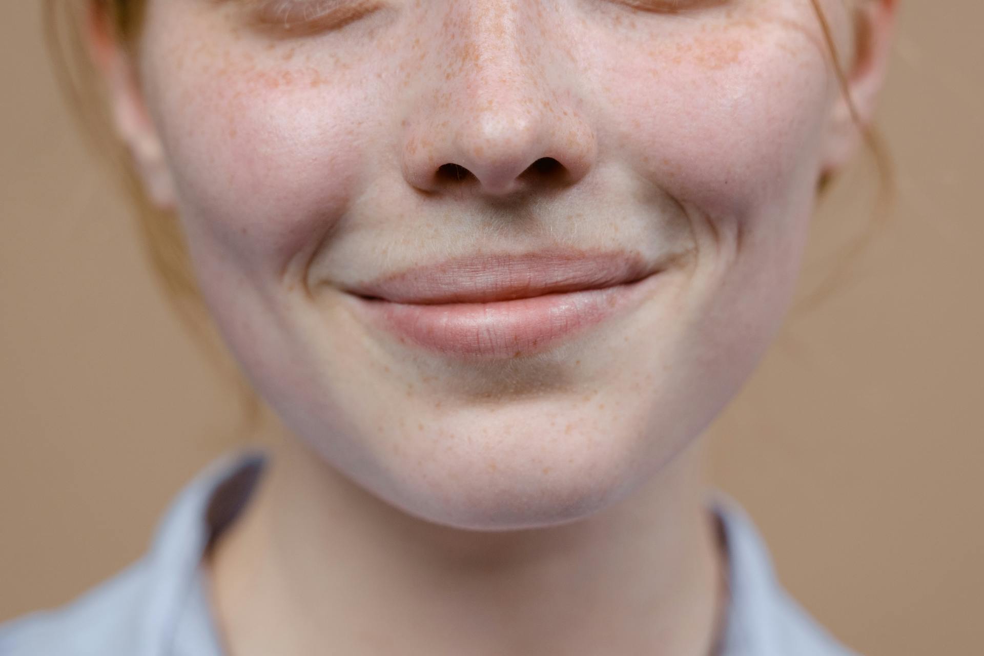 Primer plano de una mujer sonriendo | Fuente: Pexels