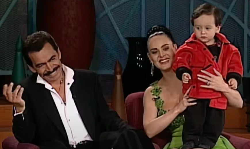 Joan Sebastian con Maribel y su único hjo. | Fuente: YouTube/Univision.