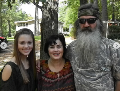 Sadie posando con Kay y Phil Robertson, con fecha de mayo de 2025 | Fuente: instagram/legitsadierob