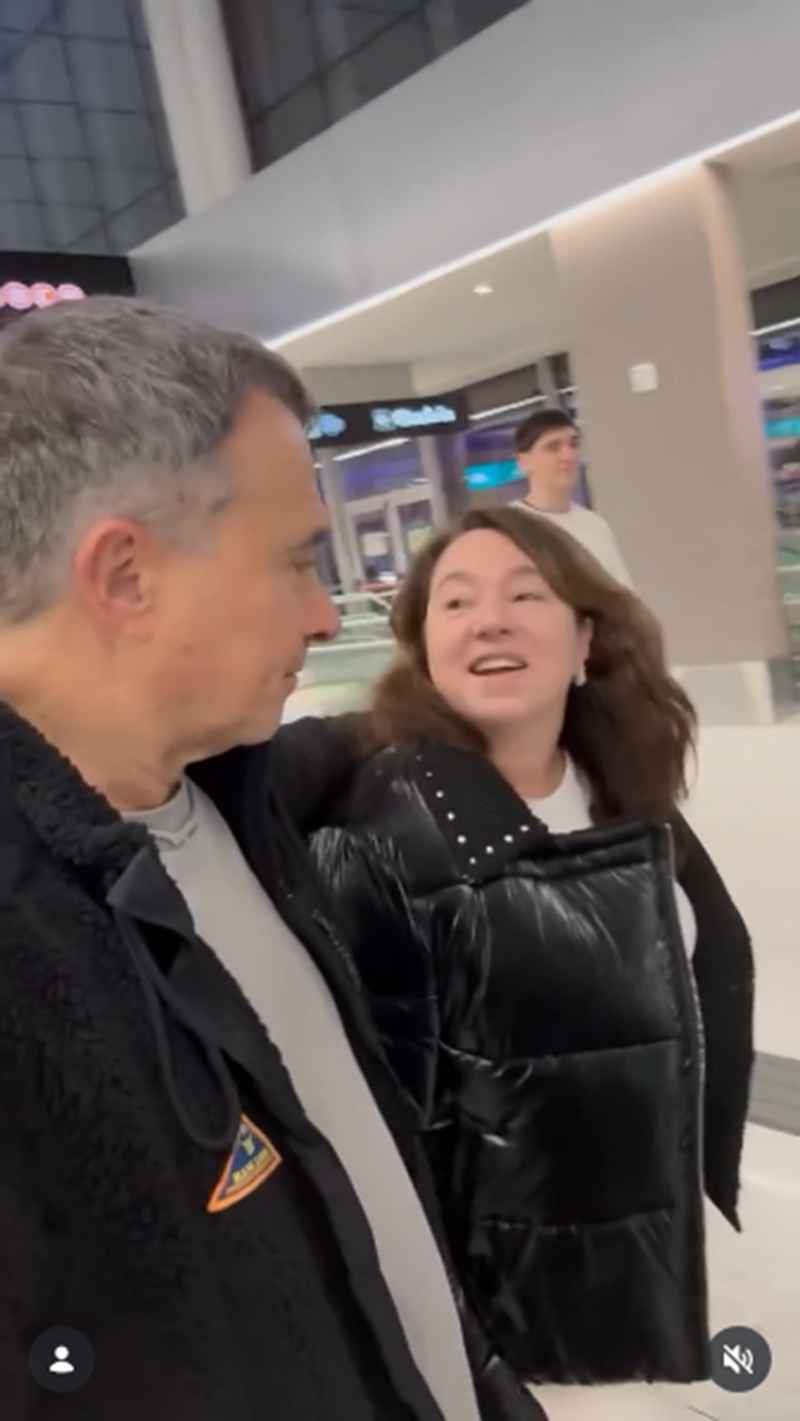Sergio Lapegüe y su esposa Silvia "Bochi" Todaro acompañando a su hijo Franco Elvis Lapegüe en el aeropuerto durante su despedida antes de irse a Estados Unidos | Fuente: Instagram/sergiolapegue